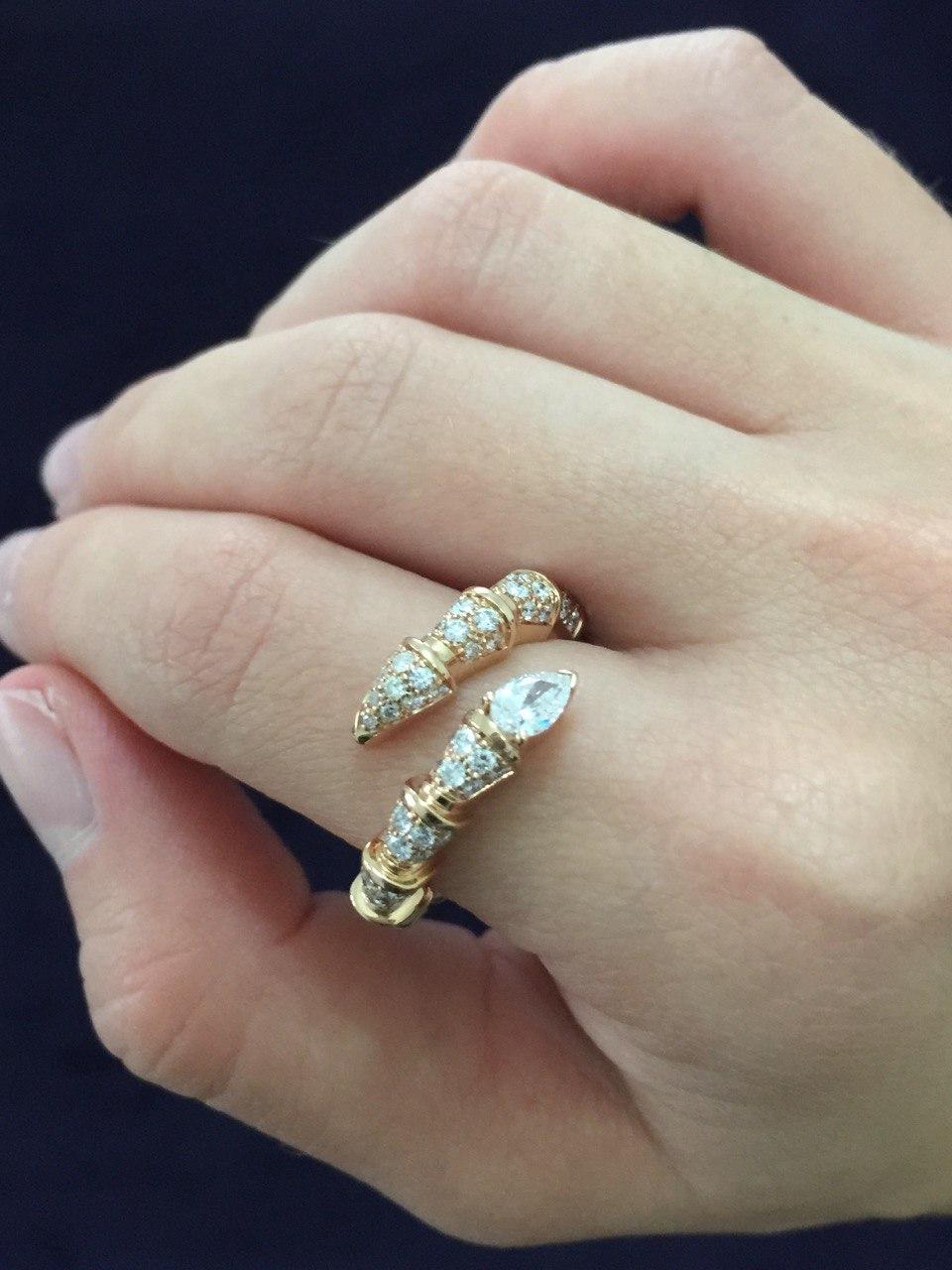 Artisan Stylized snake White diamonds pavè contrariè ring in 18kt rose gold For Sale