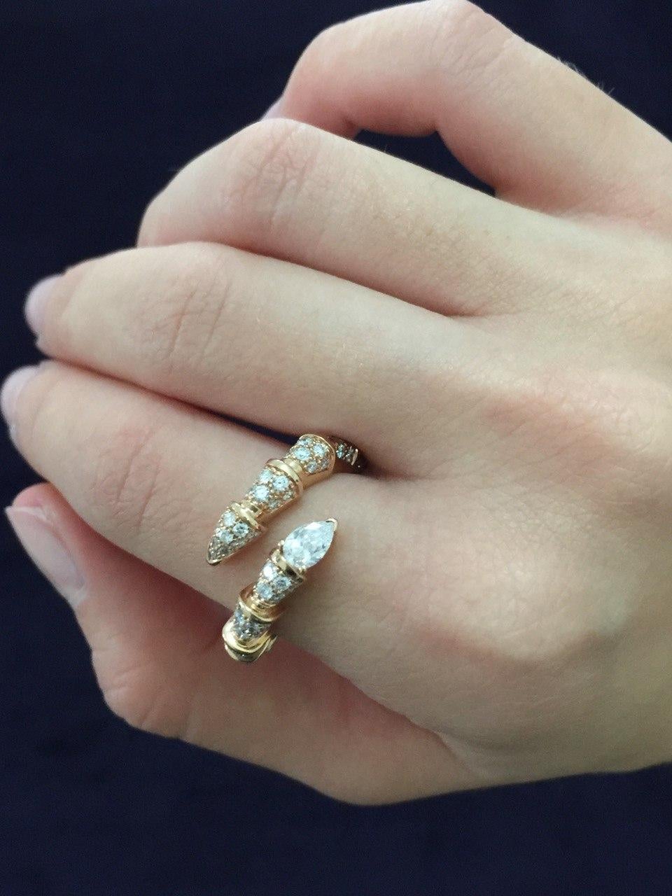 Round Cut Stylized snake White diamonds pavè contrariè ring in 18kt rose gold For Sale