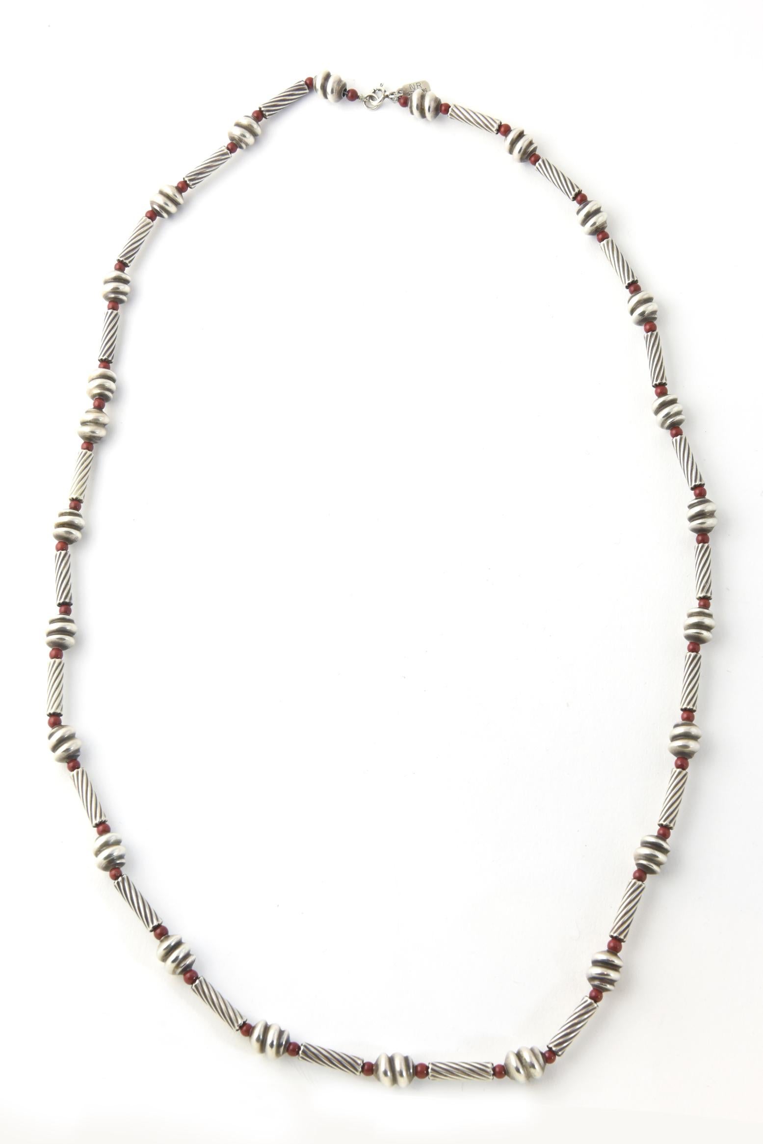 Vintage Nancy & Rise NY Halskette aus Sterlingsilber und Jaspis mit kleinen Chrysopras-Perlen, gerippten Sterling-Röhrenperlen und stilisierten größeren Sterling-Perlen.  Die Halskette ist 33