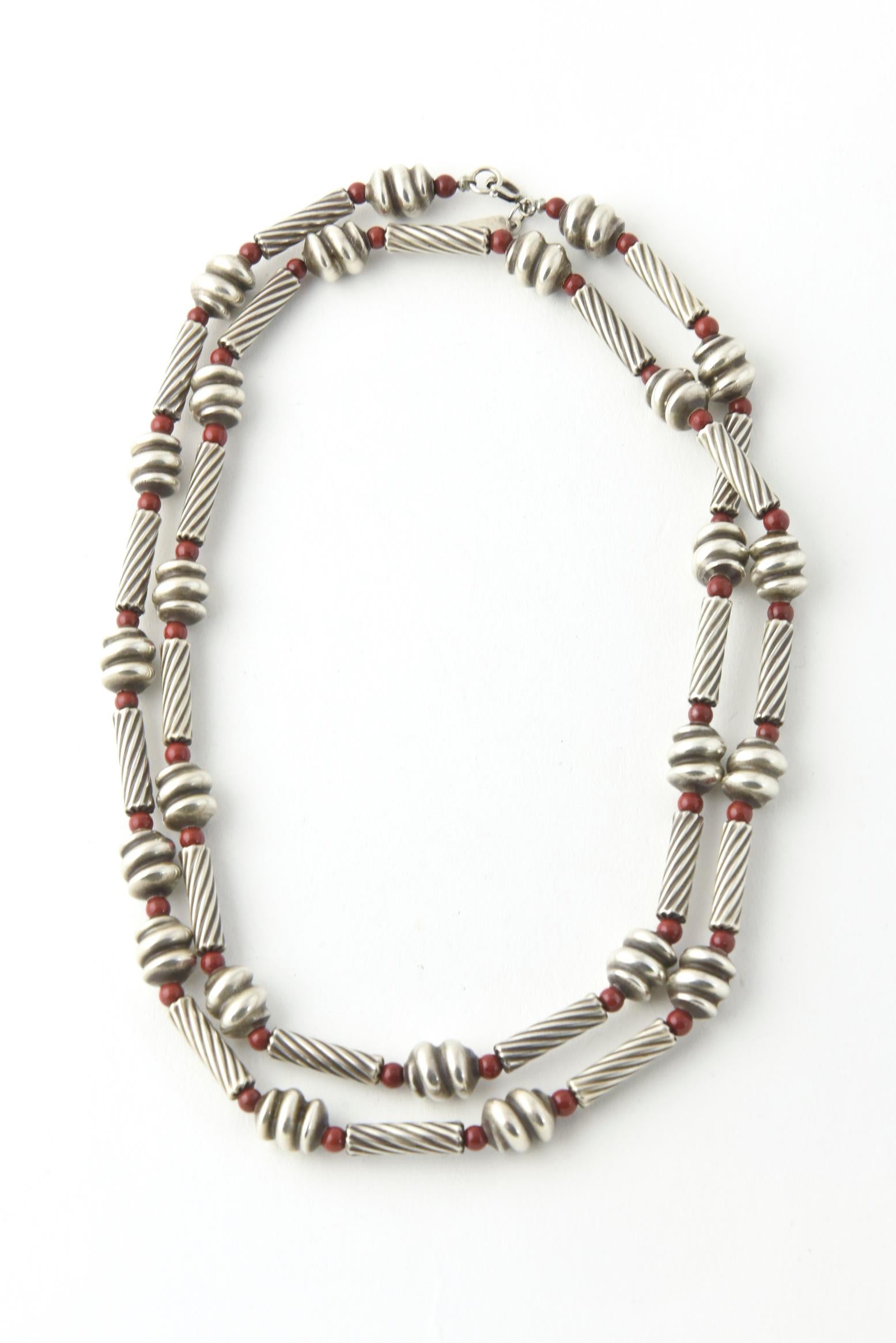 Lange Halskette aus stilisiertem Sterlingsilber und Jaspisperlen von Nancy & Rise (Perle) im Angebot