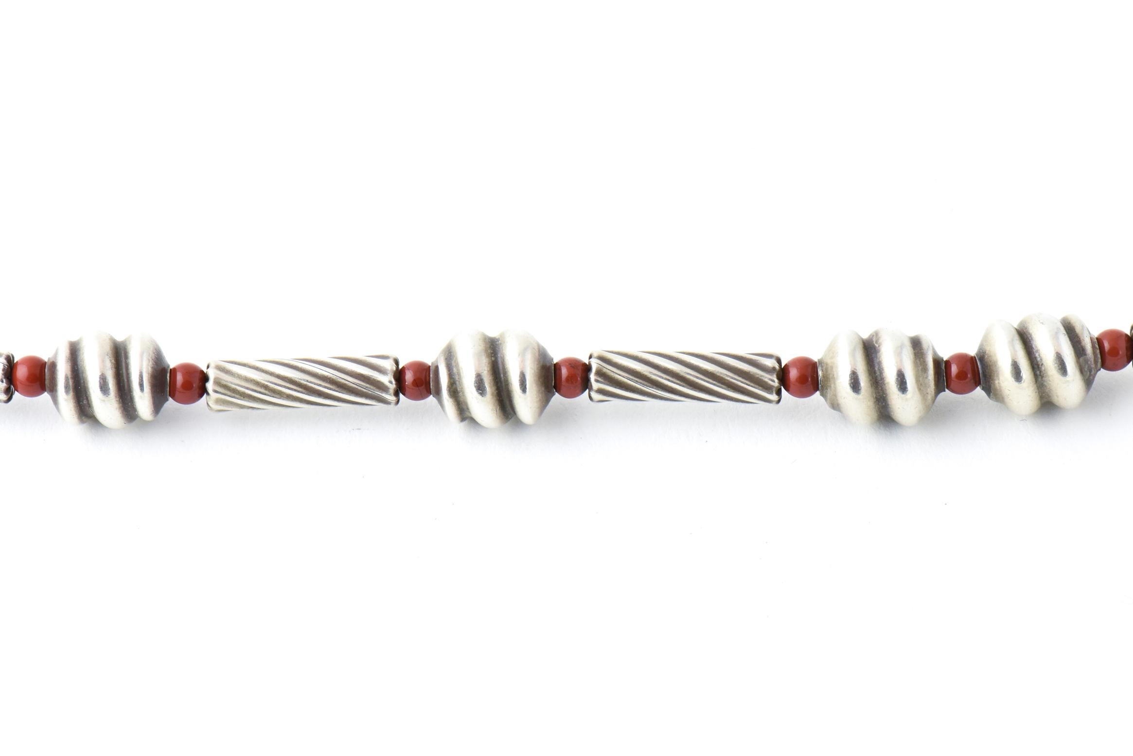 Lange Halskette aus stilisiertem Sterlingsilber und Jaspisperlen von Nancy & Rise Damen im Angebot