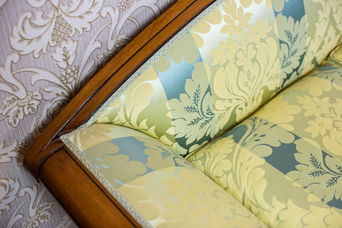 Stilisiertes Sofa aus Nussbaumholz aus dem frühen 20. Jahrhundert mit neuer Polsterung im Angebot 6