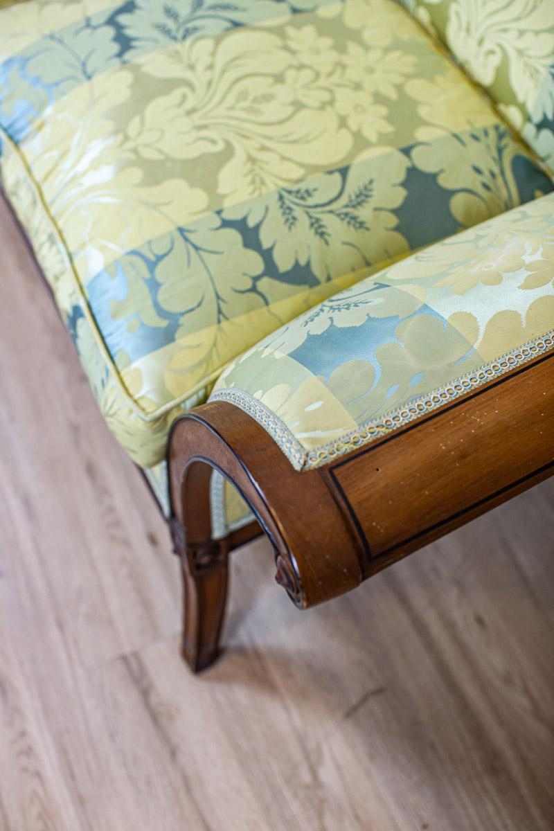 Stilisiertes Sofa aus Nussbaumholz aus dem frühen 20. Jahrhundert mit neuer Polsterung im Angebot 7