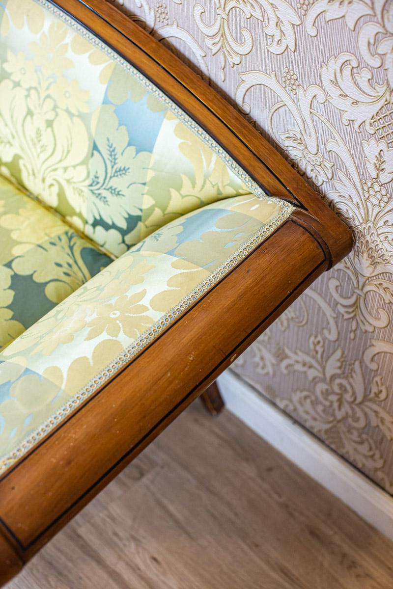 Stilisiertes Sofa aus Nussbaumholz aus dem frühen 20. Jahrhundert mit neuer Polsterung im Angebot 8