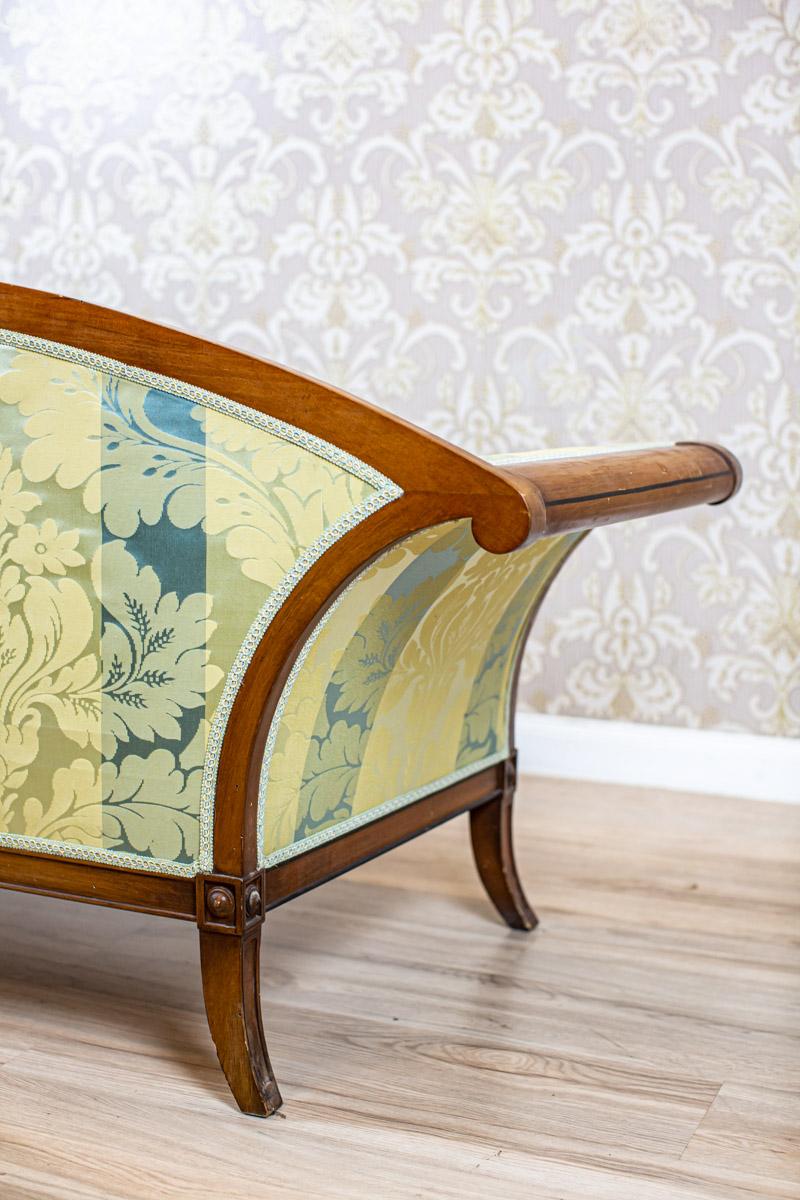 Stilisiertes Sofa aus Nussbaumholz aus dem frühen 20. Jahrhundert mit neuer Polsterung im Angebot 10