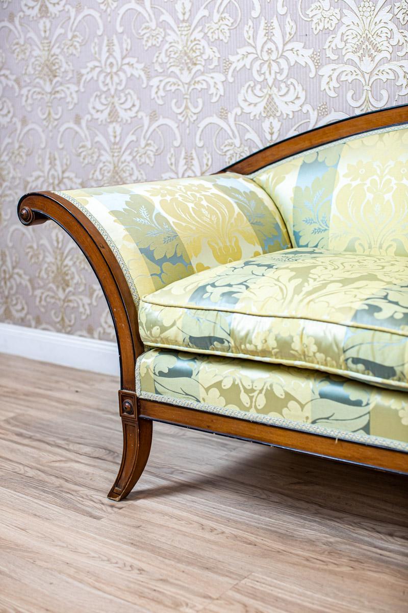 Stilisiertes Sofa aus Nussbaumholz aus dem frühen 20. Jahrhundert mit neuer Polsterung (Europäisch) im Angebot
