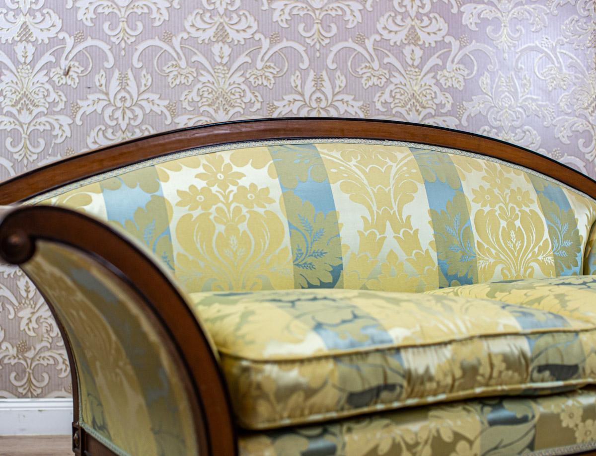 Stilisiertes Sofa aus Nussbaumholz aus dem frühen 20. Jahrhundert mit neuer Polsterung im Zustand „Gut“ im Angebot in Opole, PL