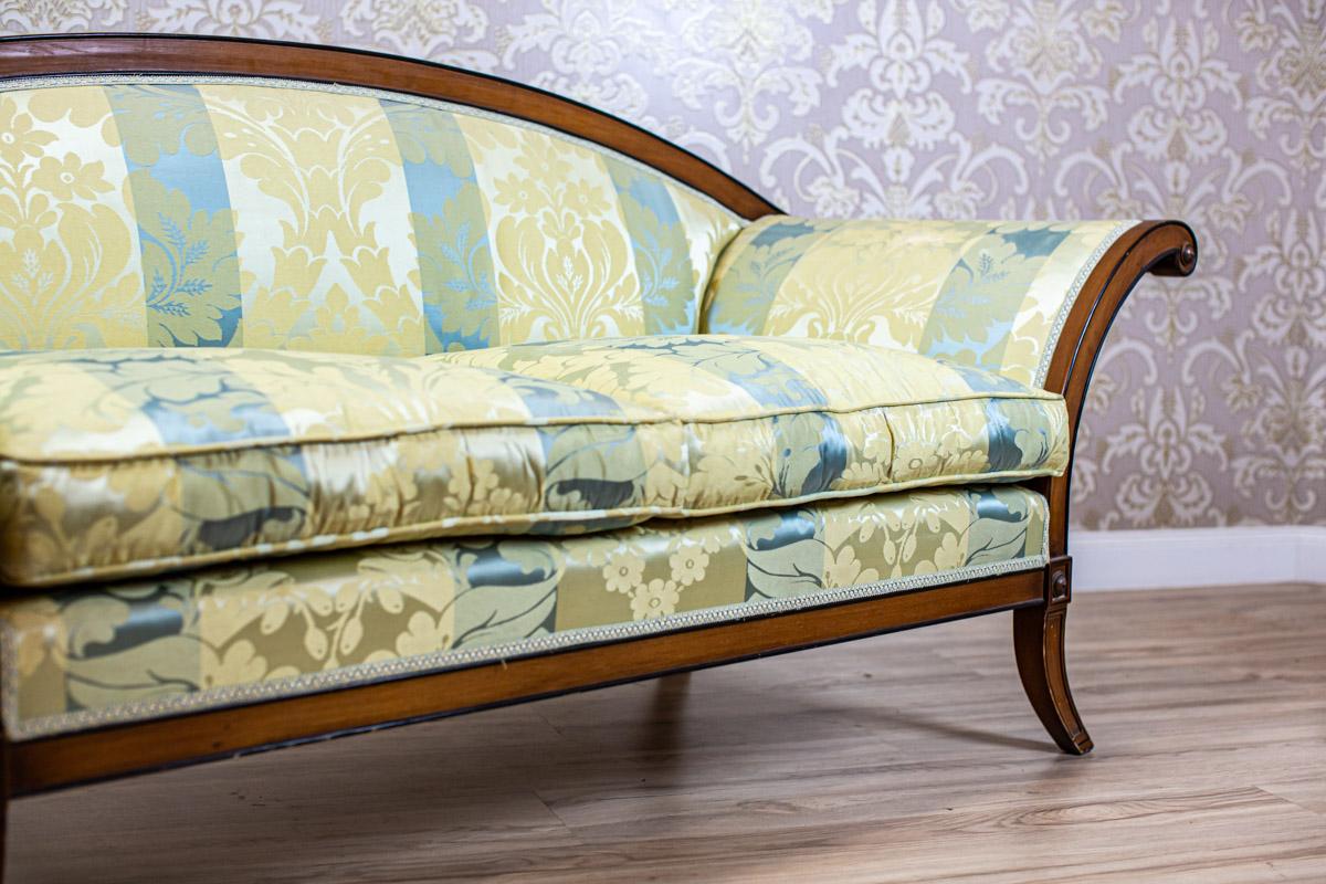 Stilisiertes Sofa aus Nussbaumholz aus dem frühen 20. Jahrhundert mit neuer Polsterung im Angebot 1