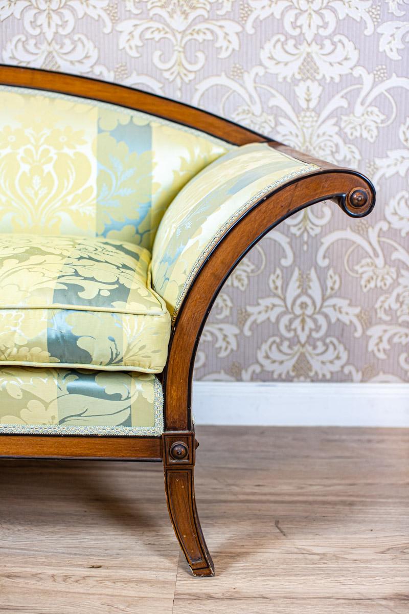 Stilisiertes Sofa aus Nussbaumholz aus dem frühen 20. Jahrhundert mit neuer Polsterung im Angebot 2