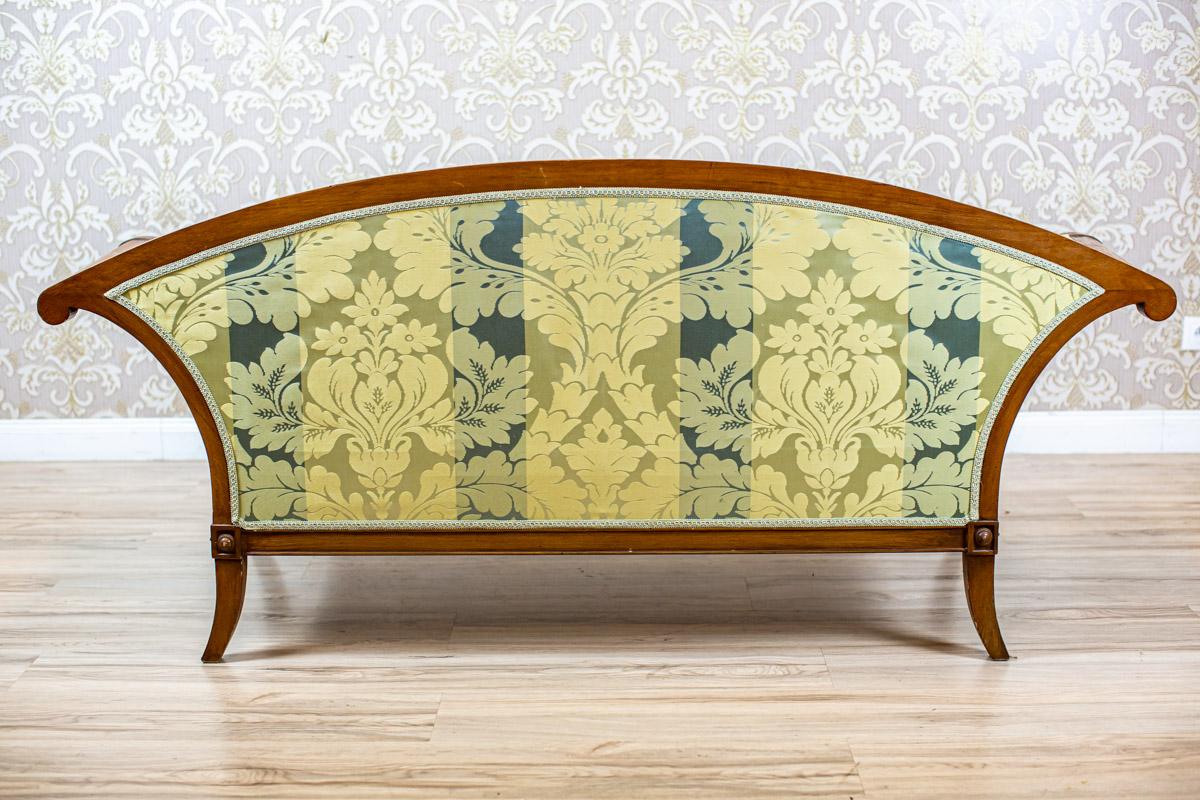 Canapé en noyer stylisé du début du 20e siècle avec nouveau tissu d'ameublement en vente 1