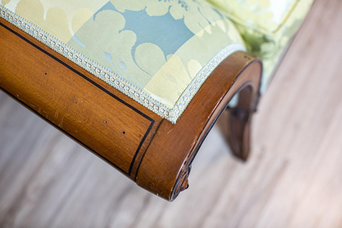Stilisiertes Sofa aus Nussbaumholz aus dem frühen 20. Jahrhundert mit neuer Polsterung im Angebot 5