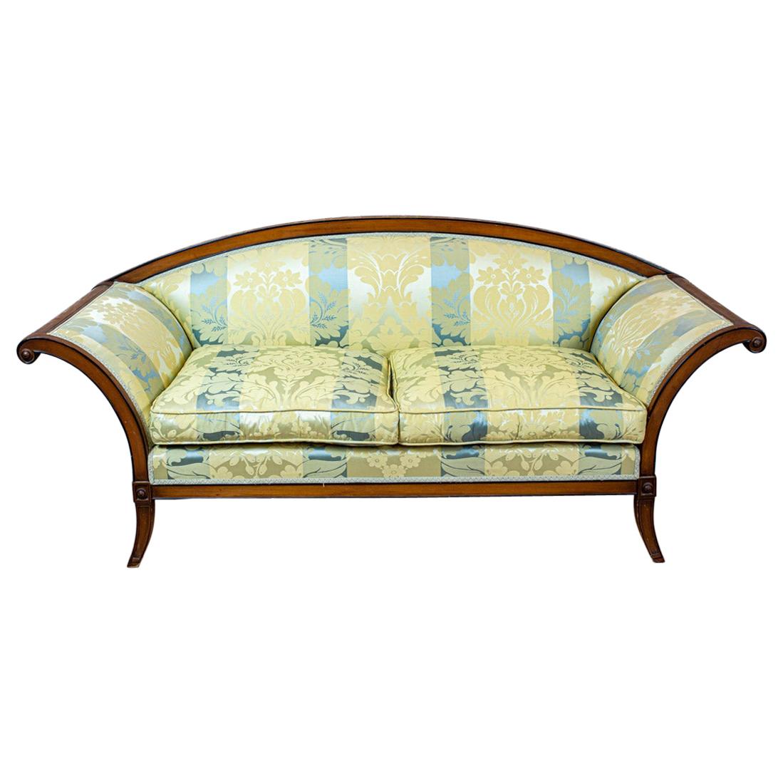 Stilisiertes Sofa aus Nussbaumholz aus dem frühen 20. Jahrhundert mit neuer Polsterung im Angebot