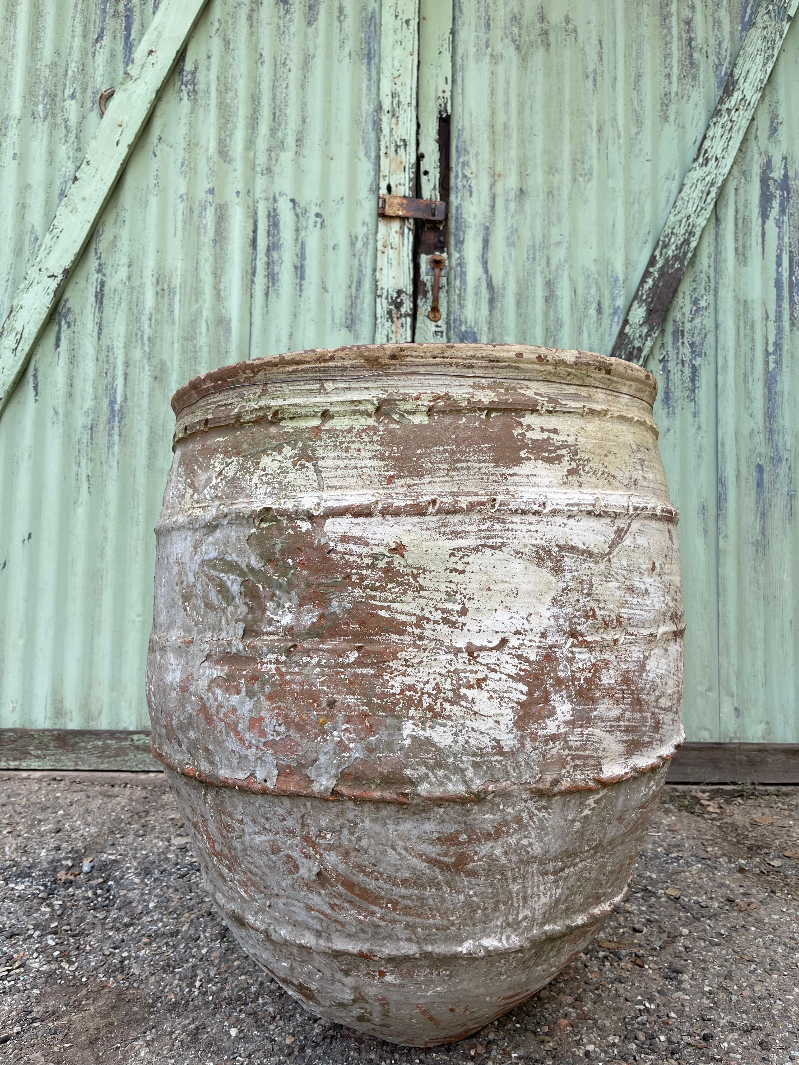 Esta gran jarra turca se utilizaba para almacenar agua en las cisternas o llevarla a las mesas del sempozyum. El cuerpo cilíndrico, el borde cónico y las asas para transportarlo son detalles de diseño comunes y funcionales en las vasijas de agua