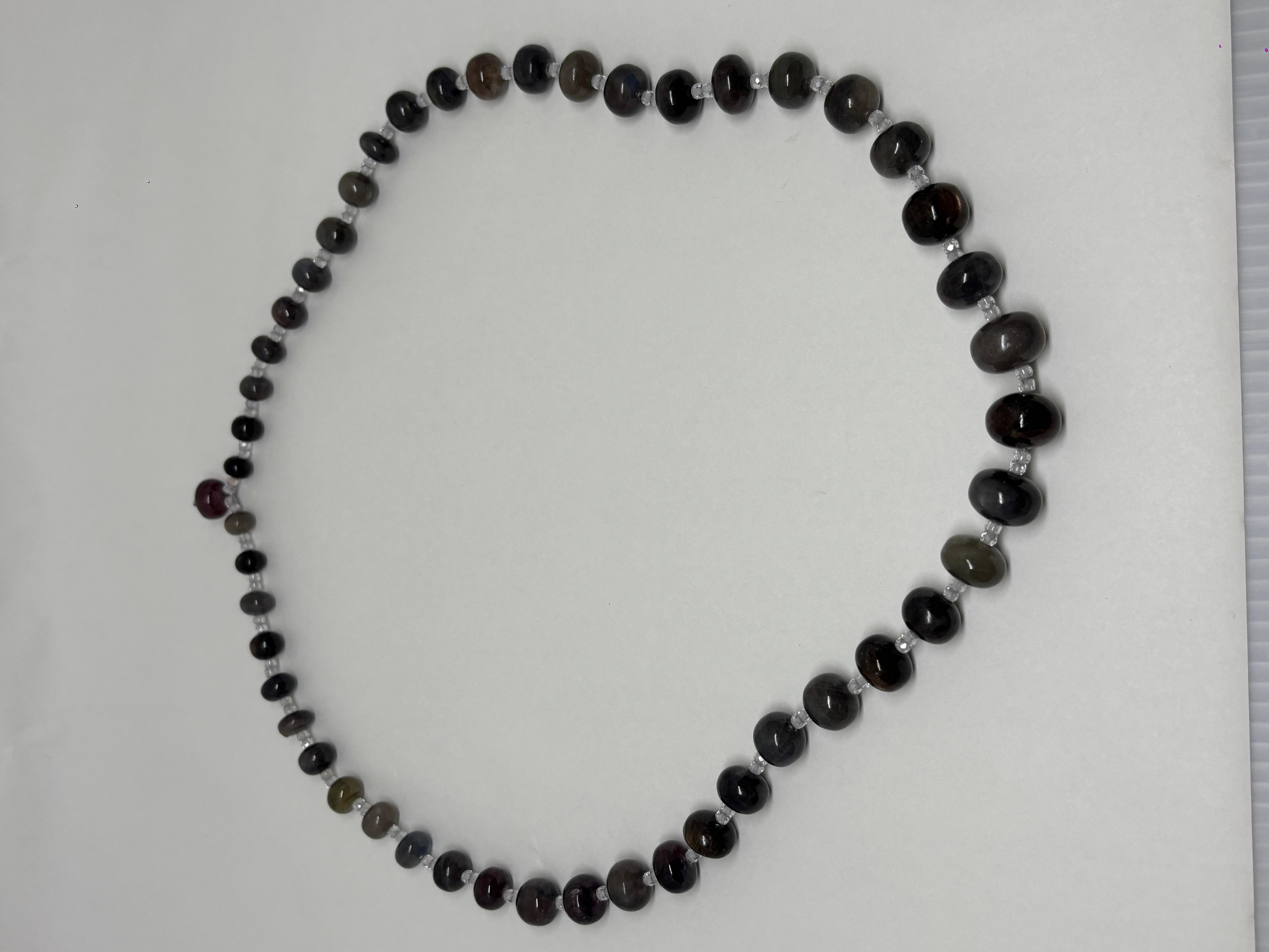 Ce collier de 24 pouces, composé de 517 carats de saphirs naturels multigris provenant d'Afrique, est rehaussé de 18,5 carats de cristaux étincelants. 

Les tons terreux des saphirs symbolisent la sagesse et la force et se marient à merveille avec