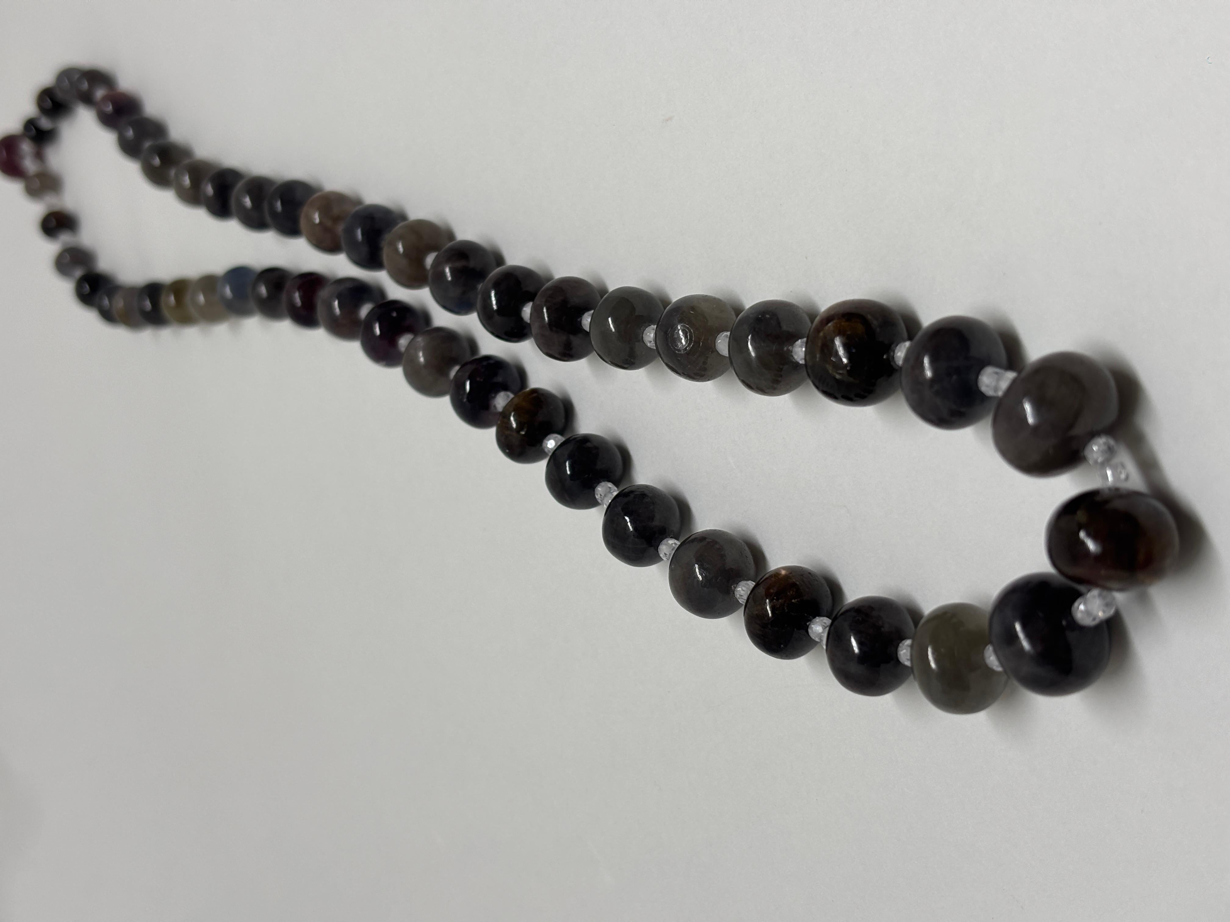 Contemporain Collier perlé de saphirs gris multicolores Cts 517 en vente