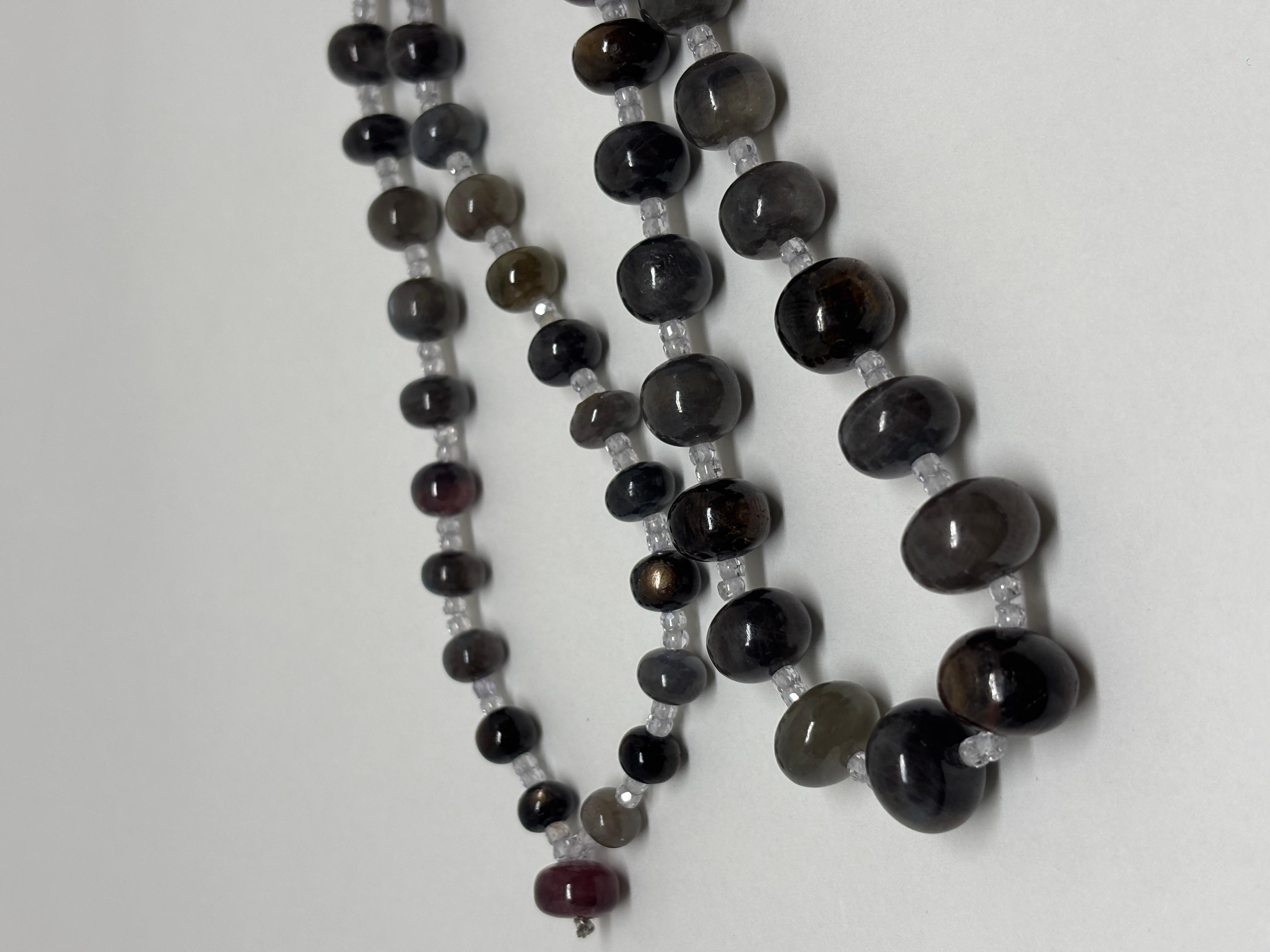 Perle Collier perlé de saphirs gris multicolores Cts 517 en vente