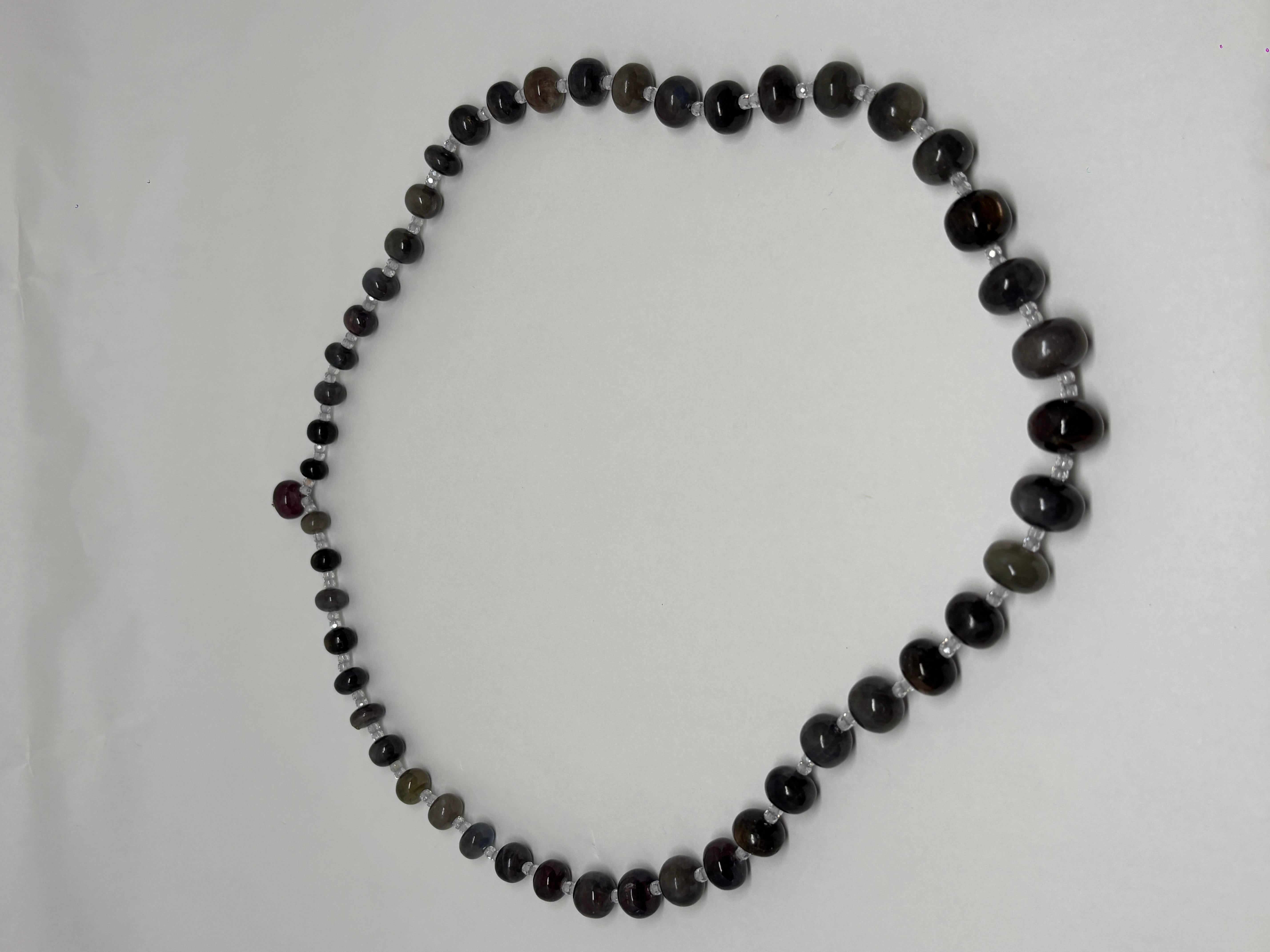 Collier perlé de saphirs gris multicolores Cts 517 Neuf - En vente à Hong Kong, HK