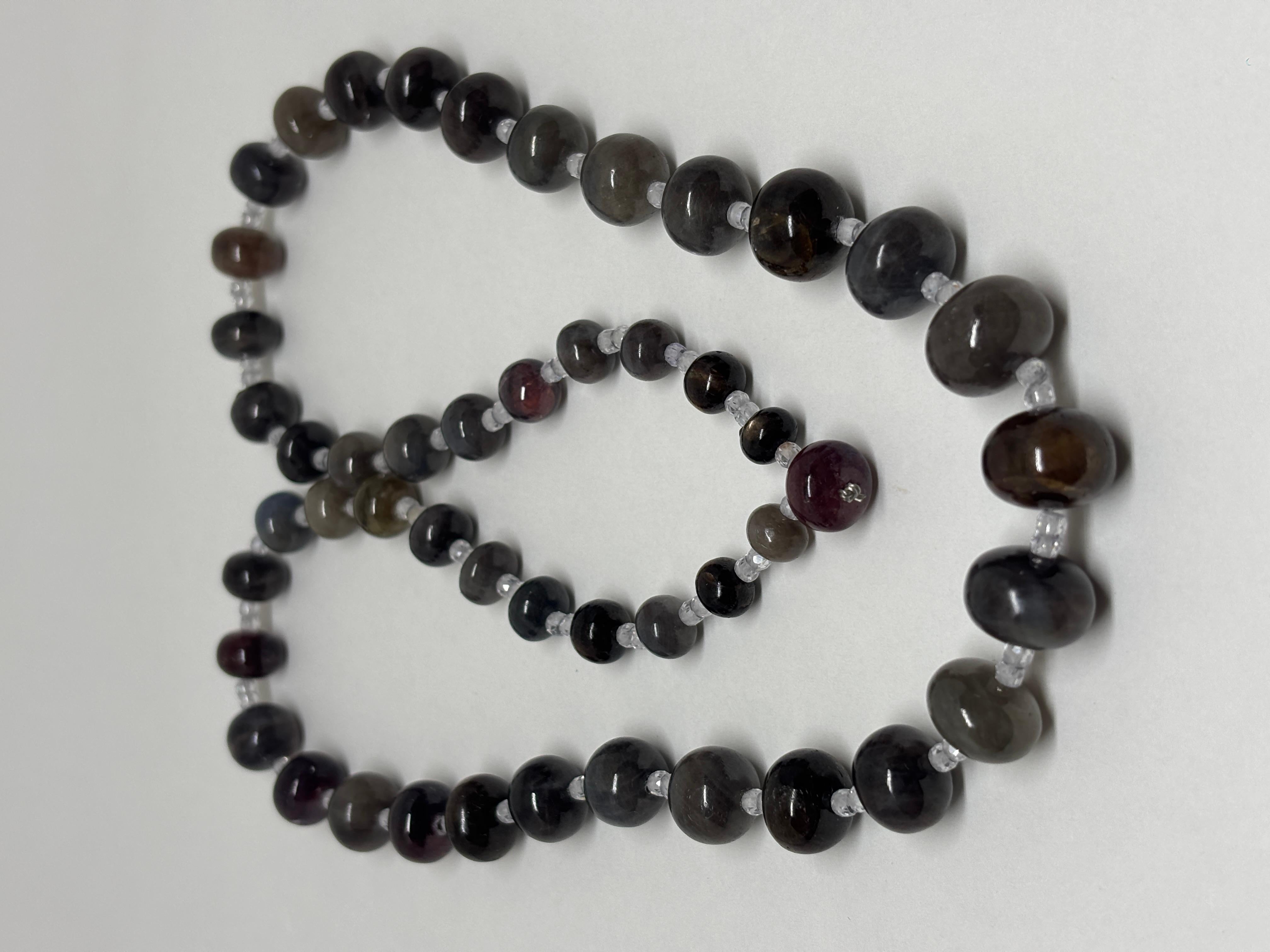 Collier perlé de saphirs gris multicolores Cts 517 Pour femmes en vente