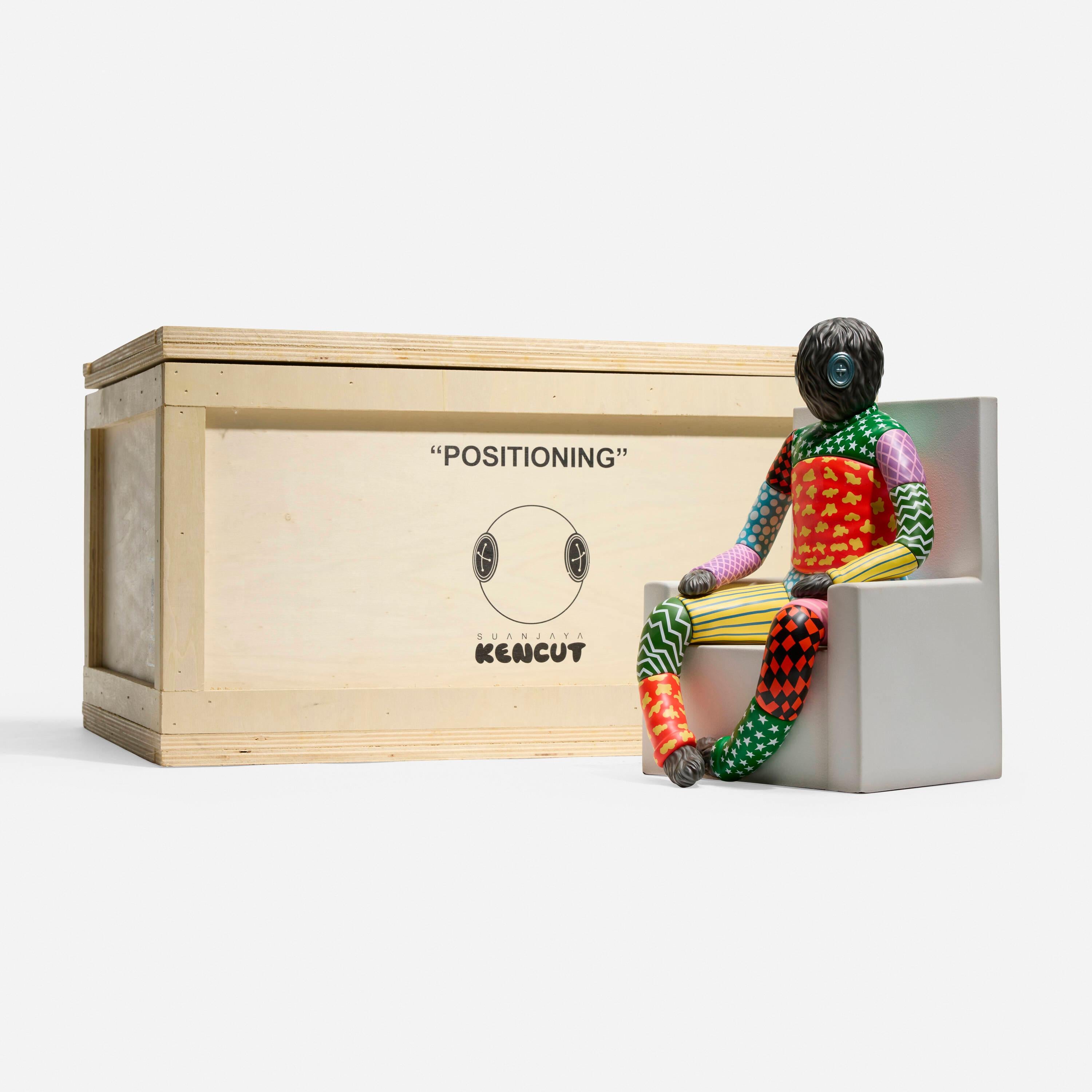 Sculpture en résine en édition limitée.  Édition 54/100 estampillée sur la face inférieure. Taille de la sculpture : 12,5 x 5,9 x 8,1 pouces.  Comprend la boîte en bois d'origine et le certificat d'authenticité. 

Coproduite par Qianchen Culture