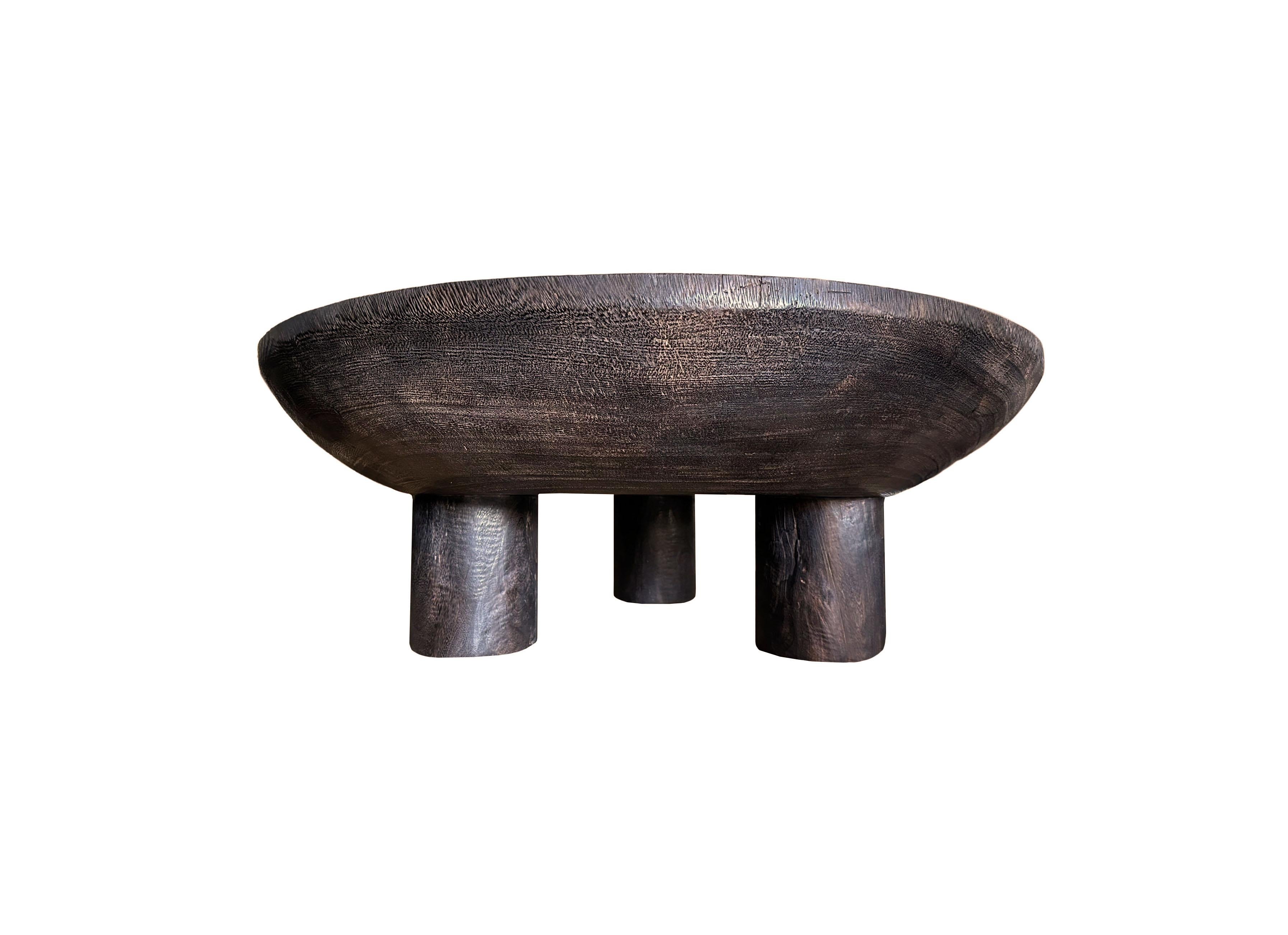 Runder Tisch aus Suar-Holz, Espresso-Finish, modern, organisch (Organische Moderne) im Angebot
