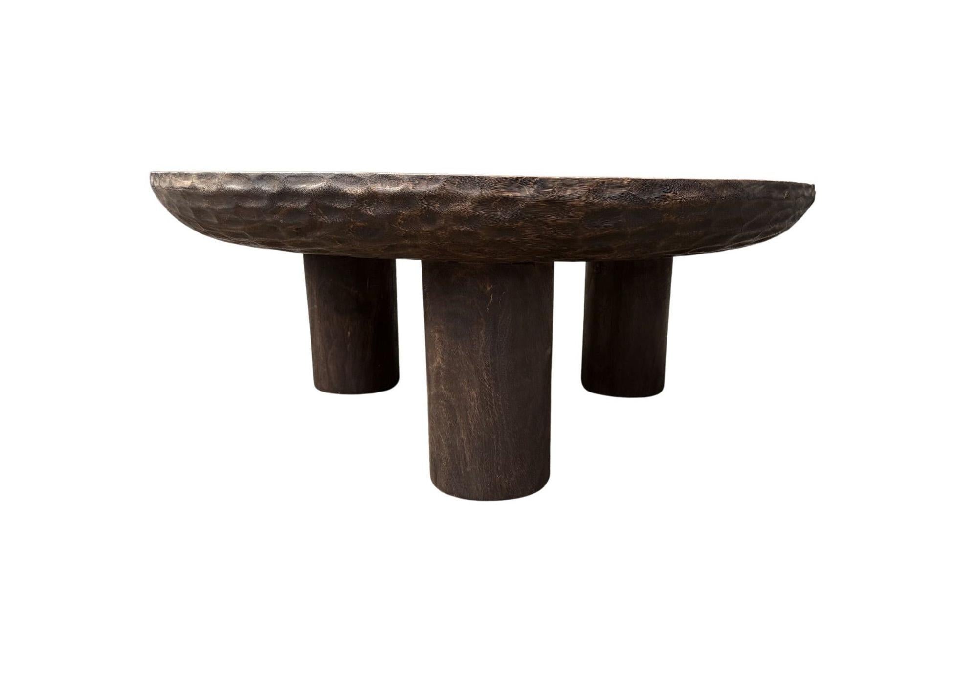 Organique Table ronde en bois de suar, finition expresso, détails modernes soufflés à la main en vente