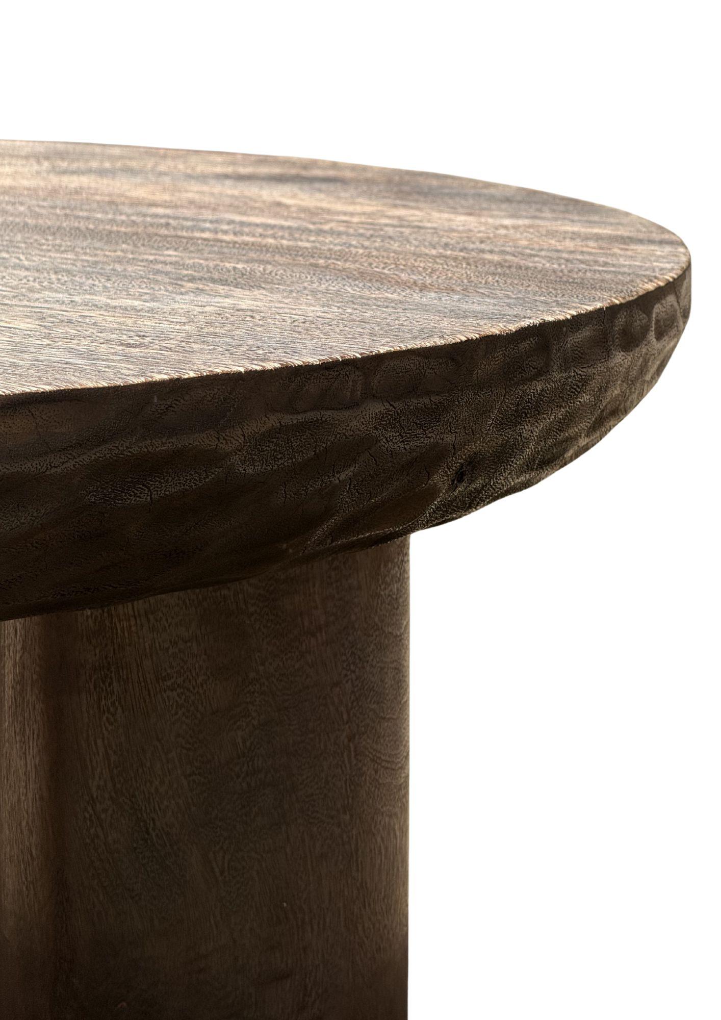 Indonésien Table ronde en bois de suar, finition expresso, détails modernes soufflés à la main en vente