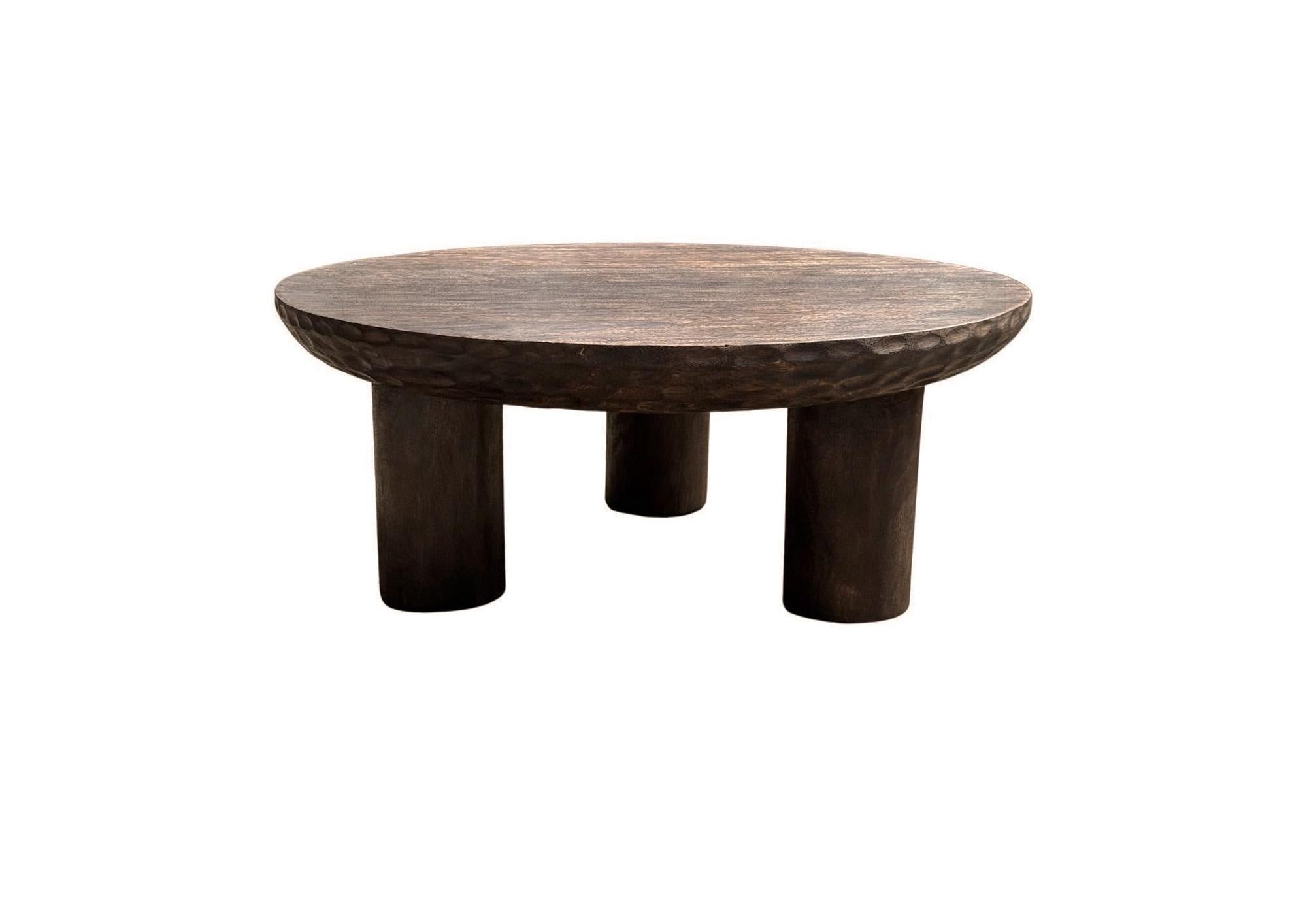 Fait main Table ronde en bois de suar, finition expresso, détails modernes soufflés à la main en vente