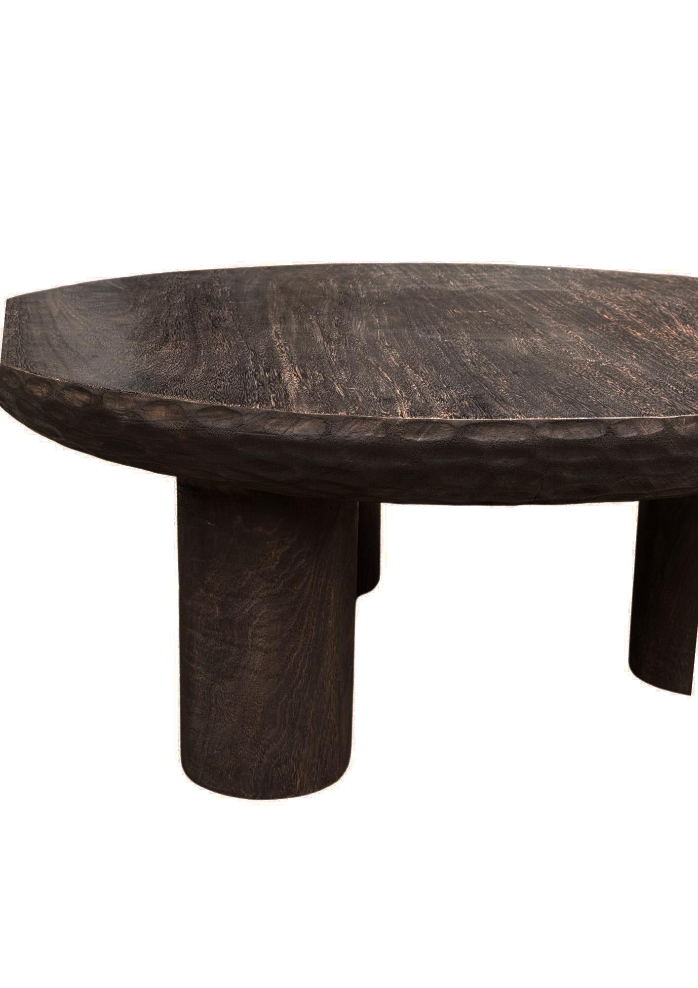 Table ronde en bois de suar, finition expresso, détails modernes soufflés à la main Neuf - En vente à Jimbaran, Bali