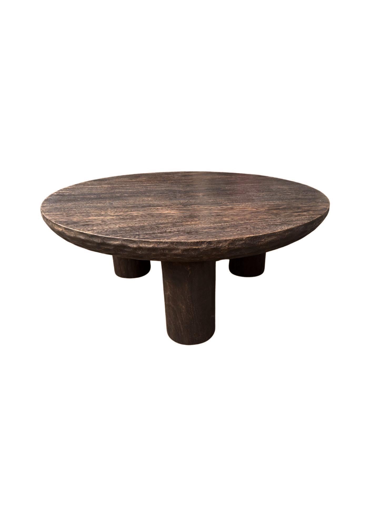 XXIe siècle et contemporain Table ronde en bois de suar, finition expresso, détails modernes soufflés à la main en vente