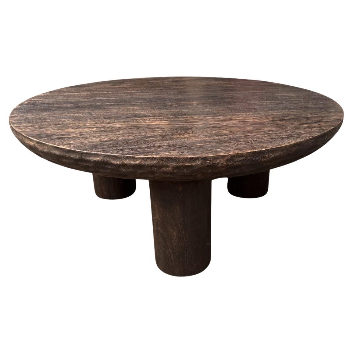 Runder Tisch aus Suar-Holz, Espresso-Finish, moderne organisch, handgehäkelte Details
