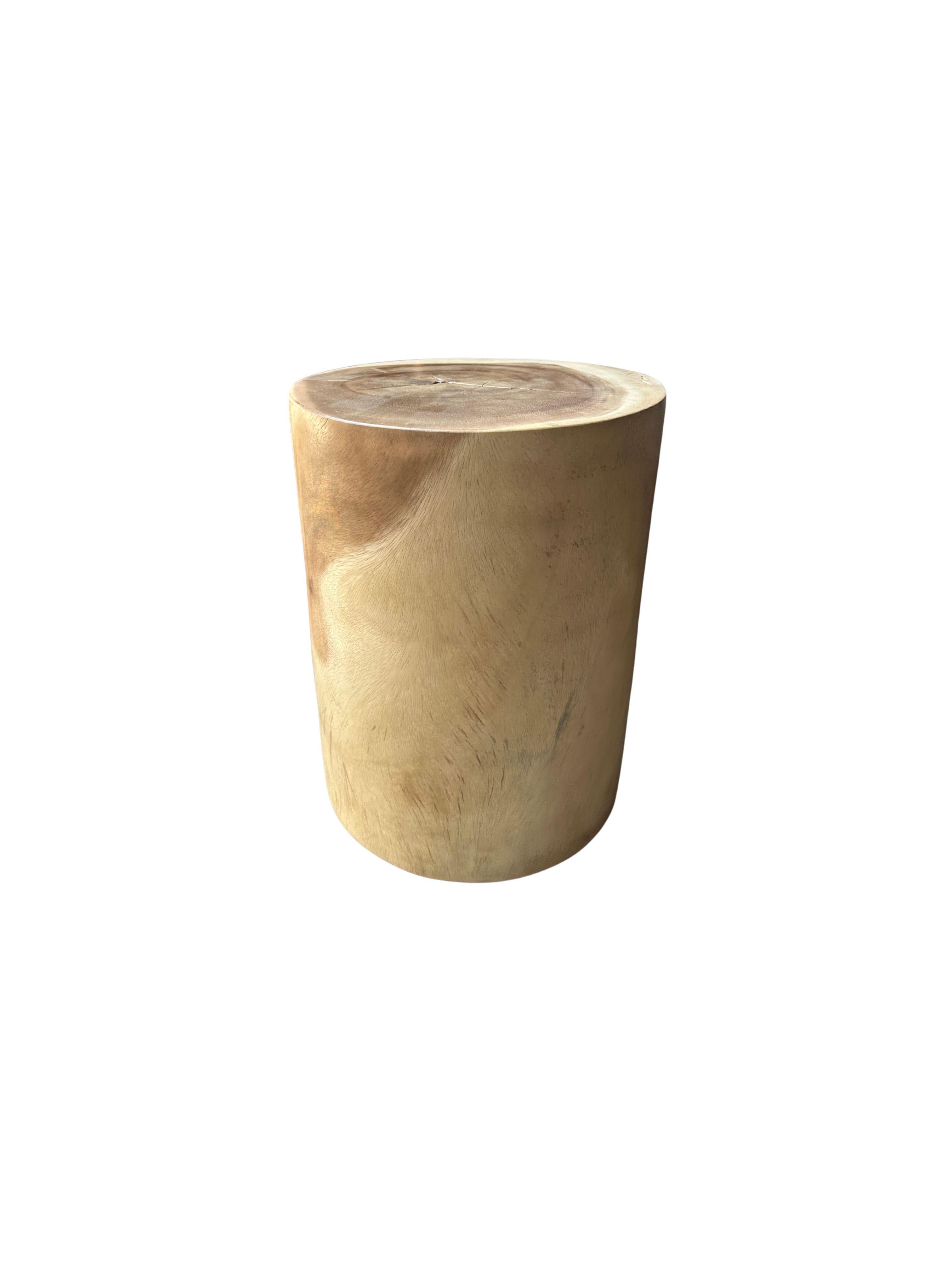 Ein wunderbar minimalistischer Beistelltisch aus massivem Mangoholz. Einzigartig an Suar sind die abstrakten und kontrastreichen Holzmuster und Farbtöne. Von lokalen Kunsthandwerkern handgefertigt, ist dies das perfekte Objekt, um Wärme in jeden