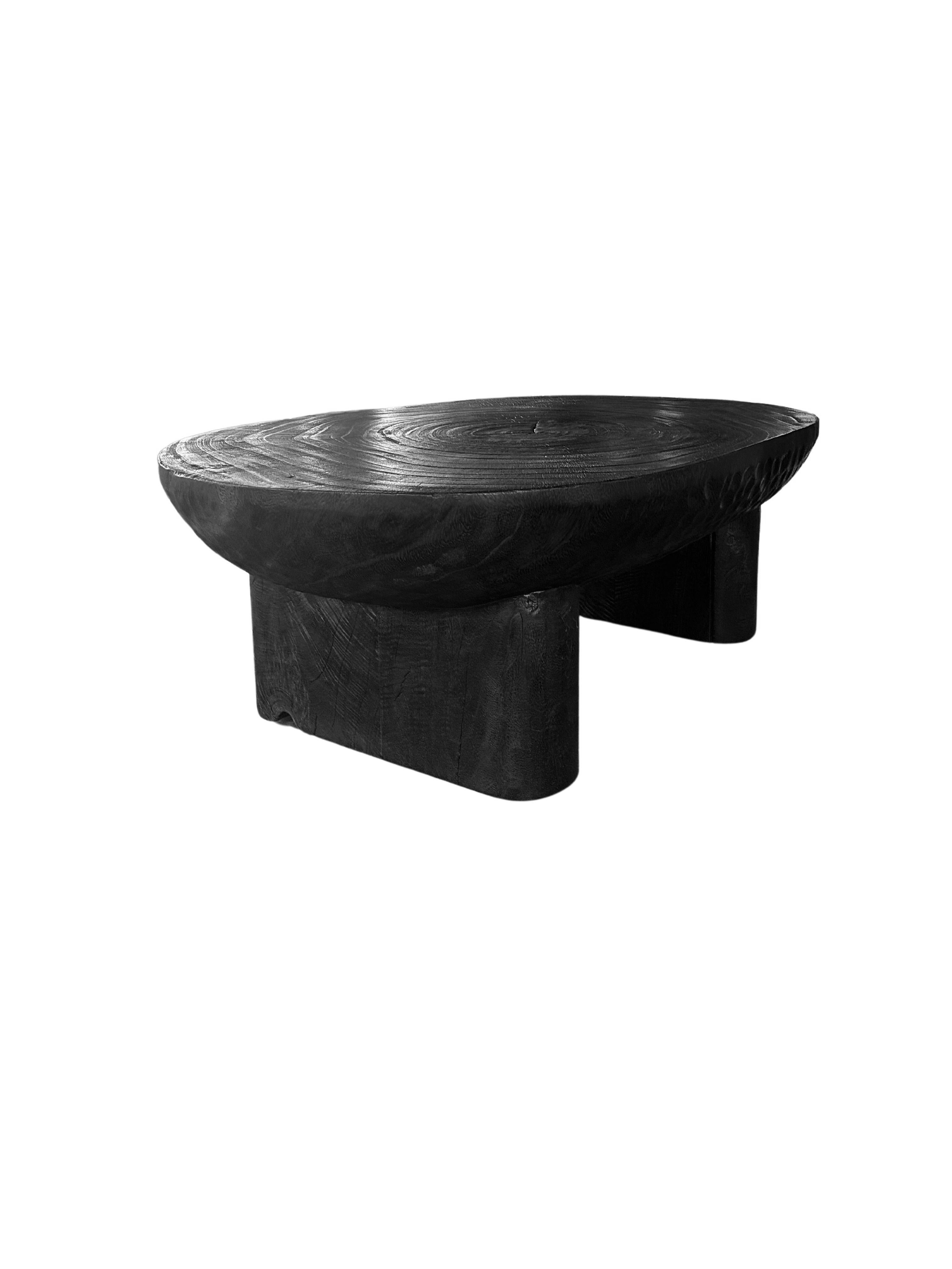 Mesa de Madera de Suar Detalle Tallado a Mano Acabado Quemado, Moderno Orgánico Moderno orgánico en venta