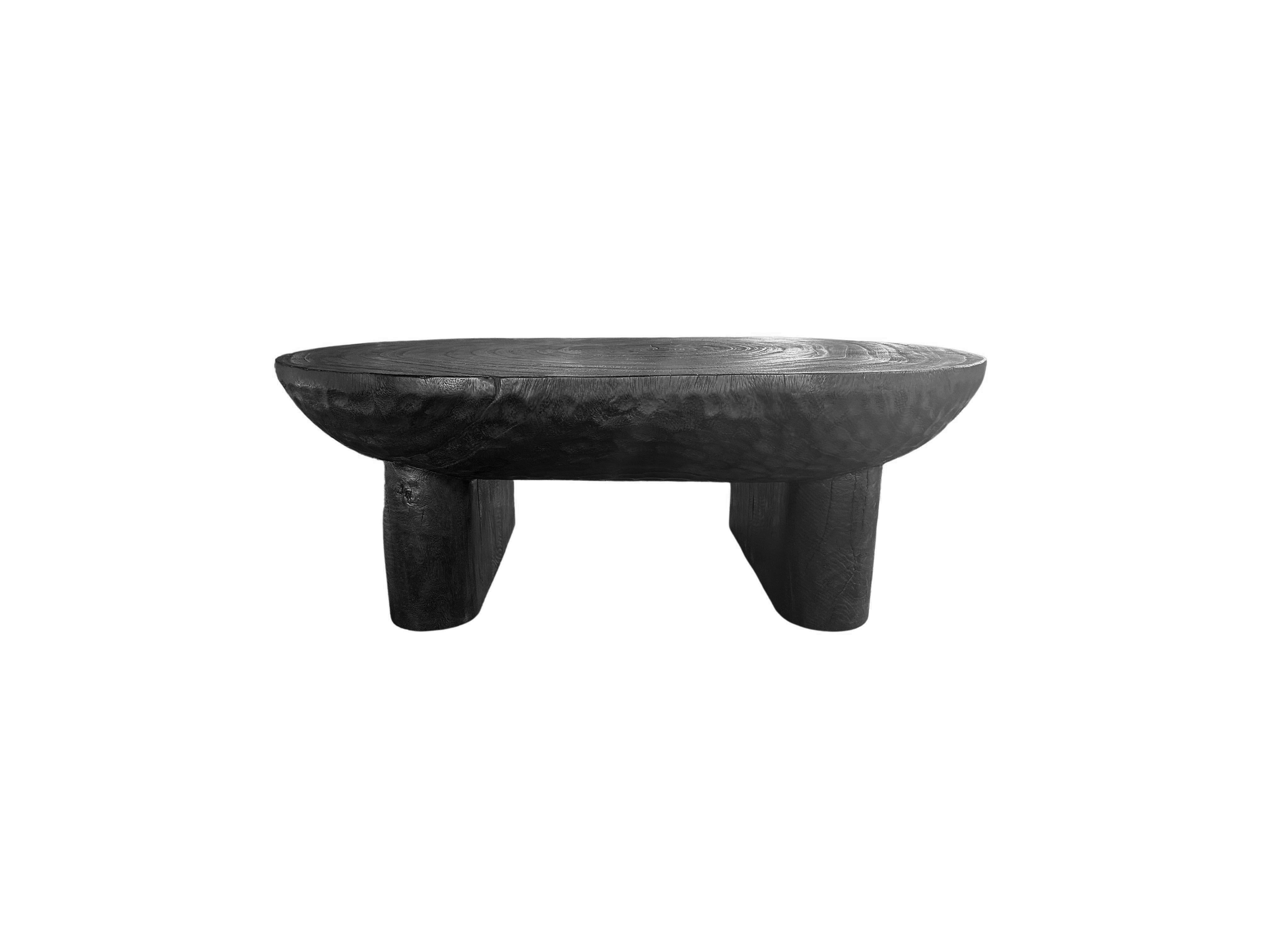 Mesa de Madera de Suar Detalle Tallado a Mano Acabado Quemado, Moderno Orgánico Indonesio en venta
