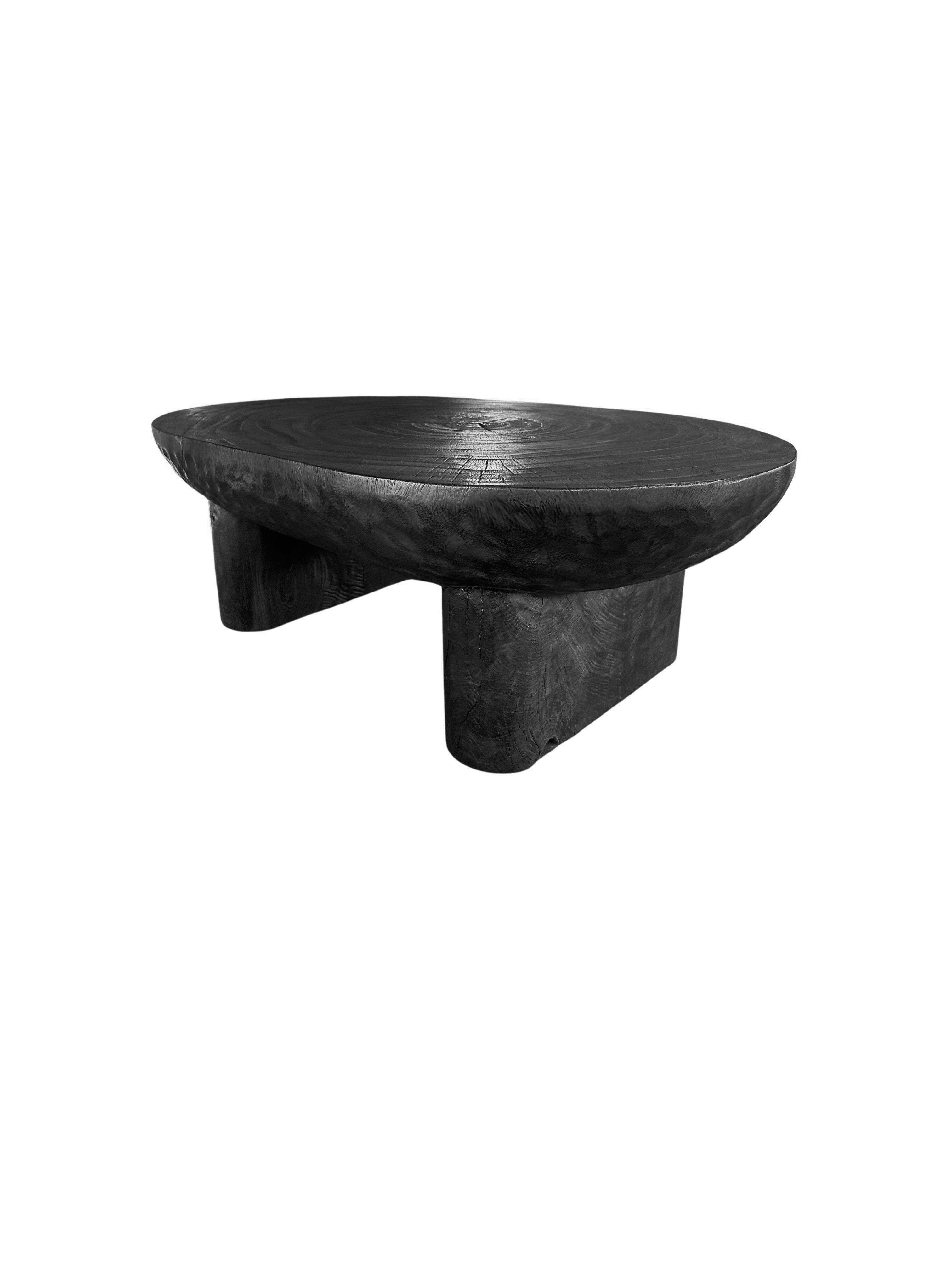 Mesa de Madera de Suar Detalle Tallado a Mano Acabado Quemado, Moderno Orgánico Hecho a mano en venta