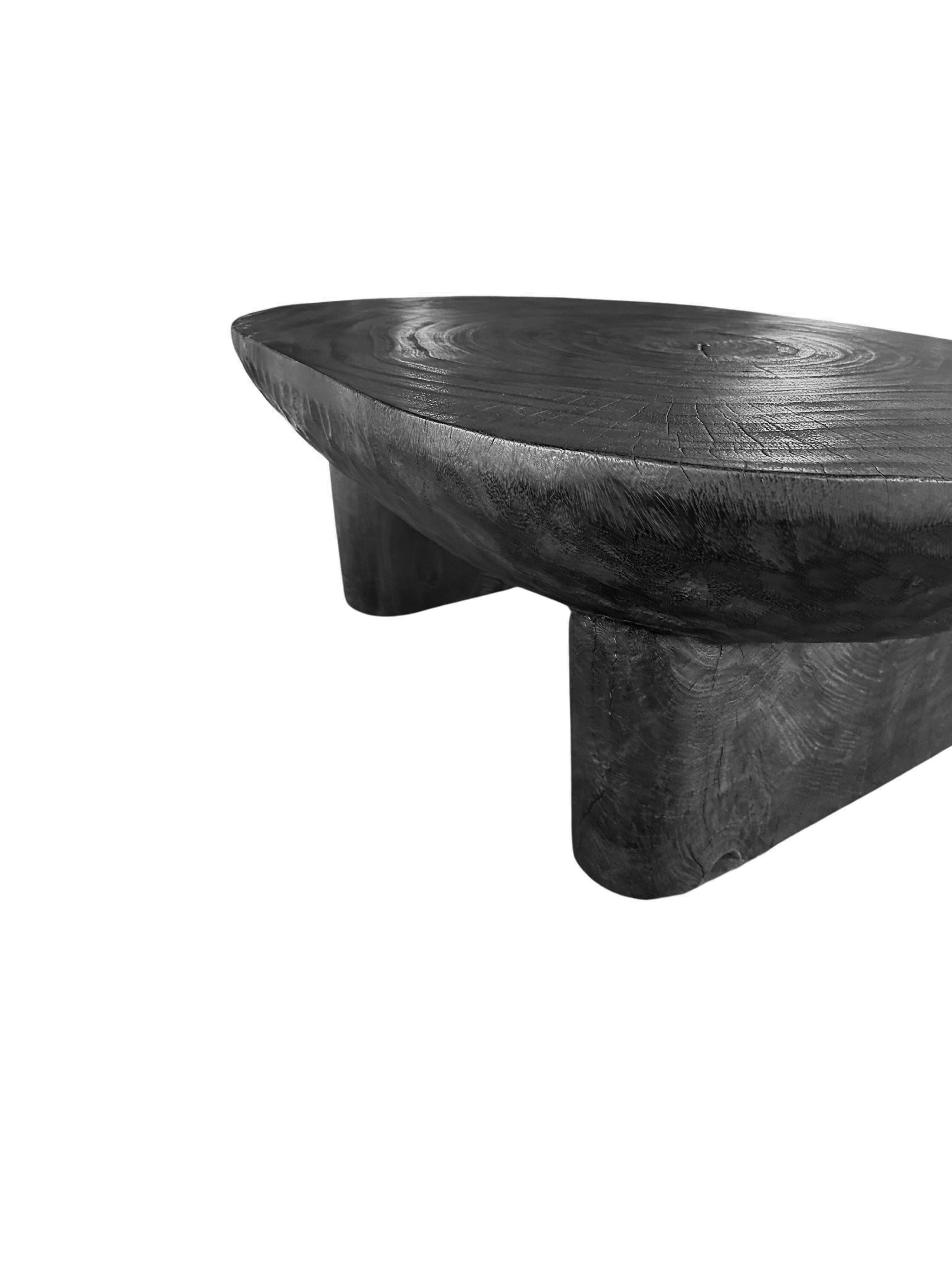 Mesa de Madera de Suar Detalle Tallado a Mano Acabado Quemado, Moderno Orgánico en Nuevo estado para la venta en Jimbaran, Bali