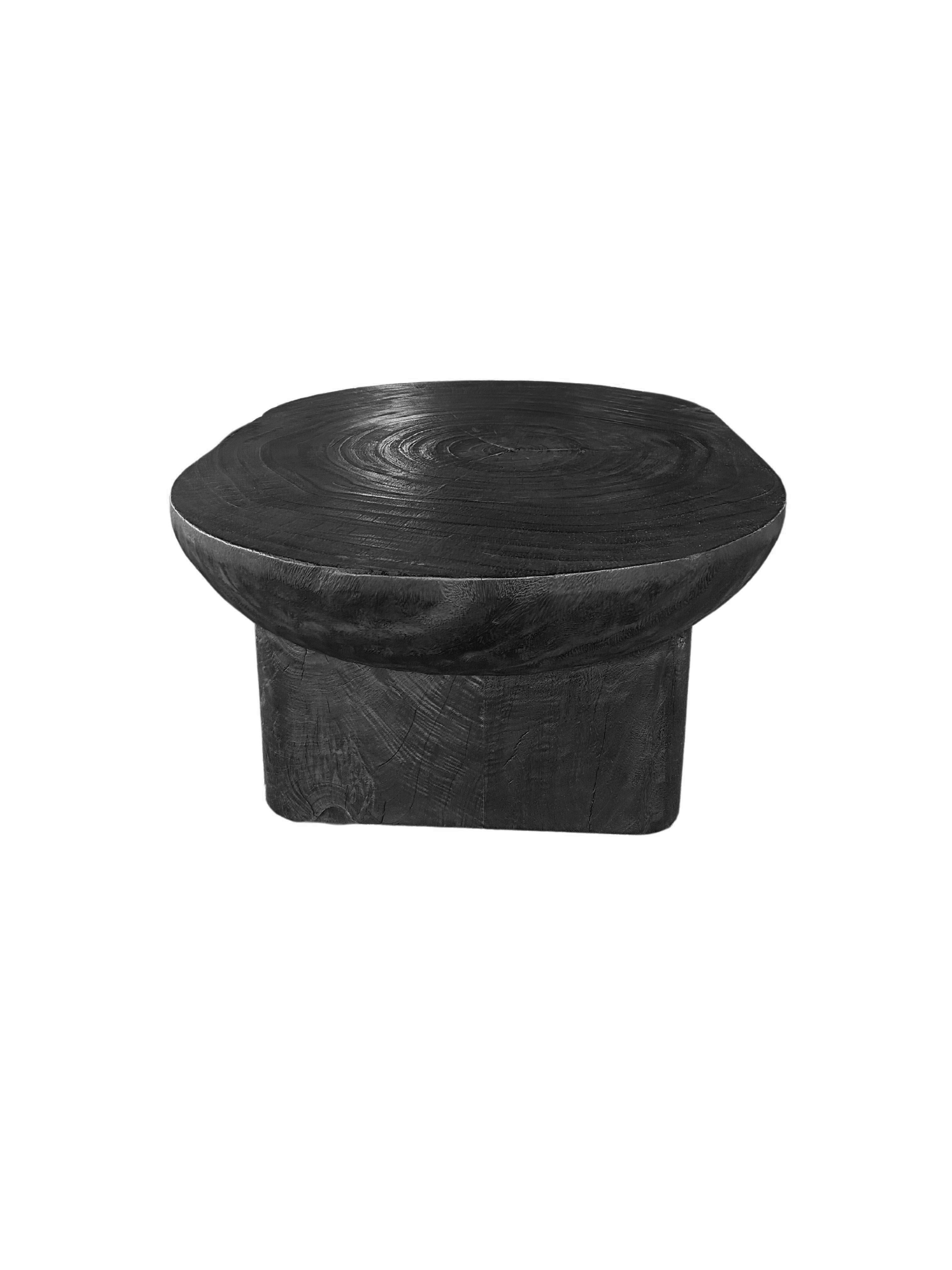 Mesa de Madera de Suar Detalle Tallado a Mano Acabado Quemado, Moderno Orgánico Siglo XXI y contemporáneo en venta
