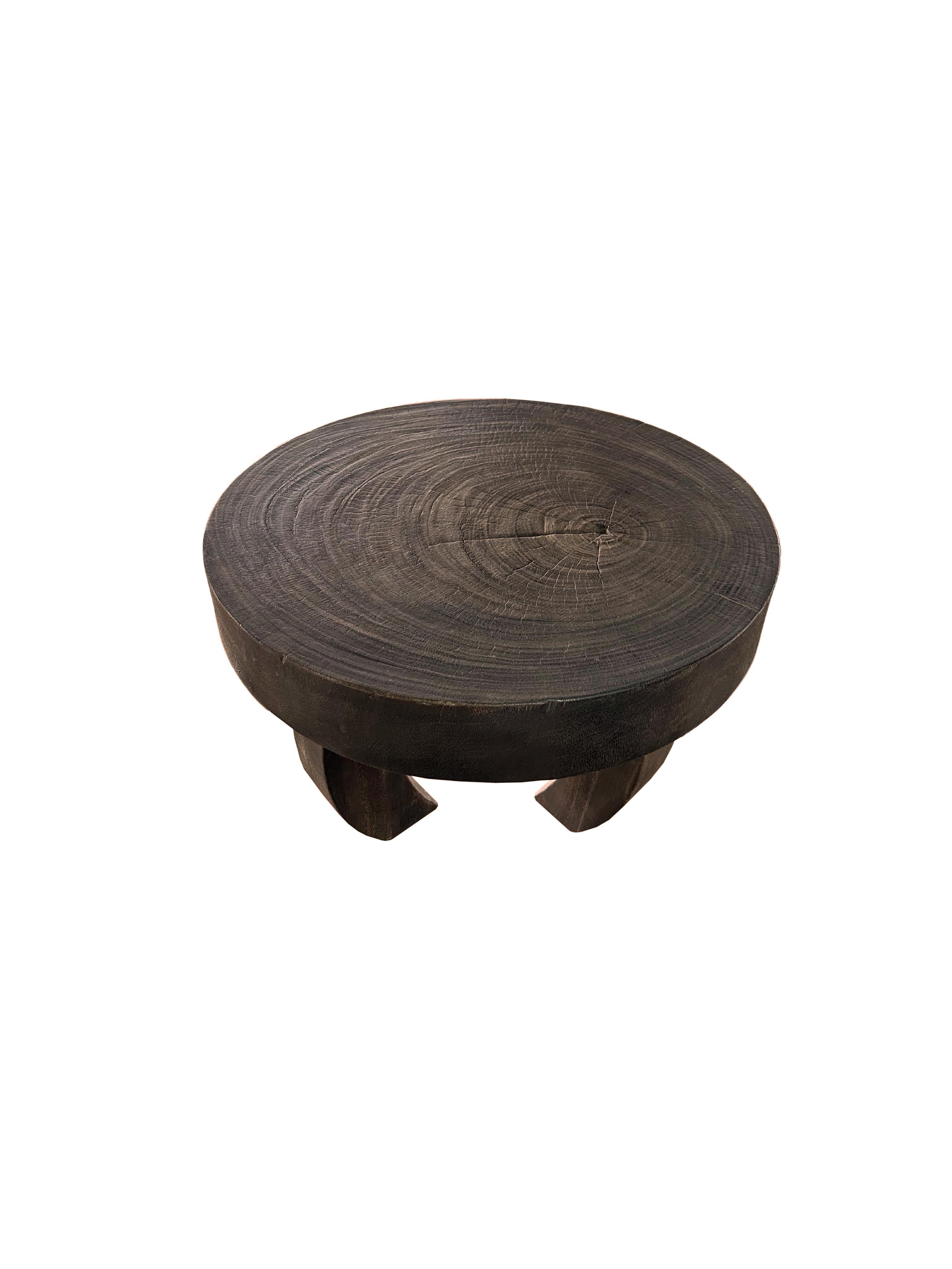 Suar Holztisch, handgefertigt, Espresso-Finish, modern, organisch (Organische Moderne) im Angebot