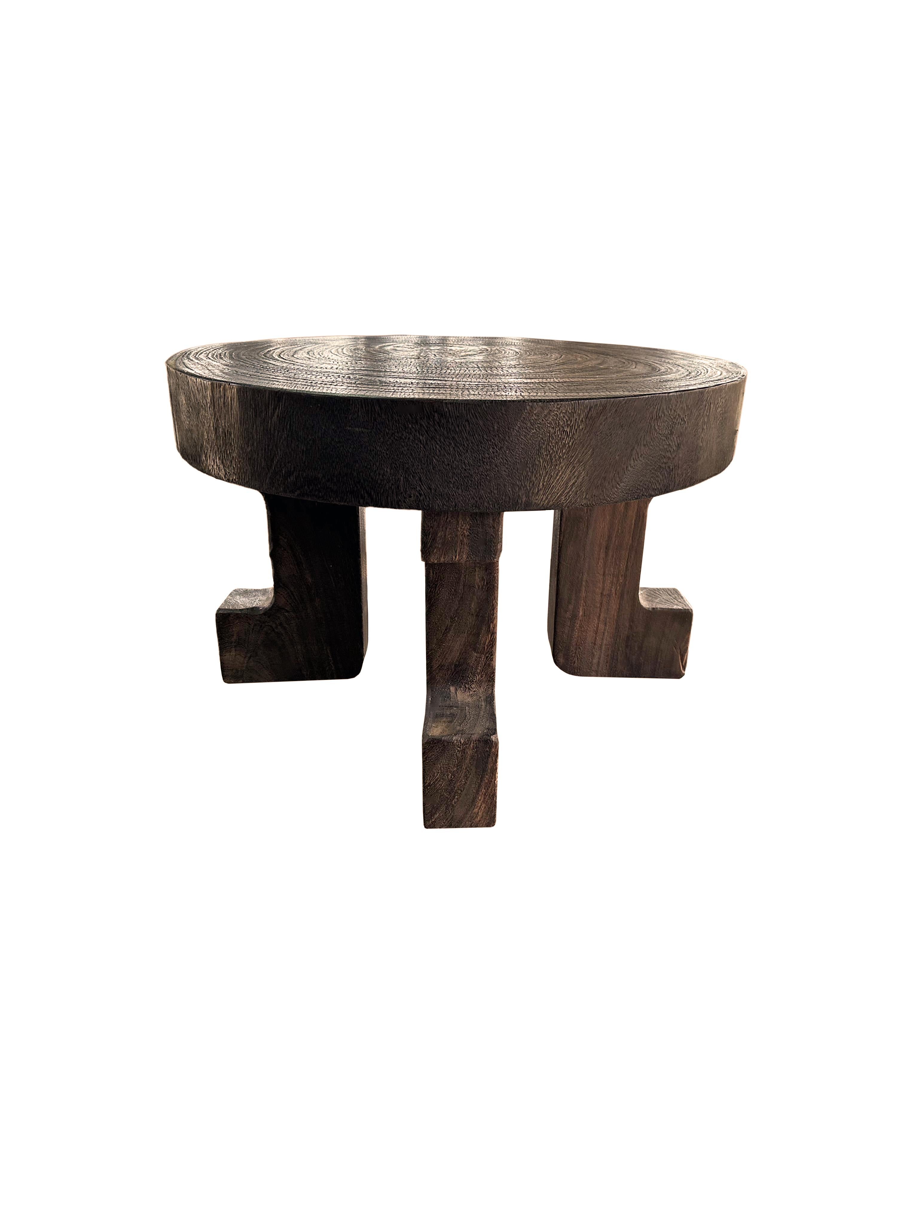 Organique Table en bois suar finition organique soufflée à la main finition Espresso, moderne en vente