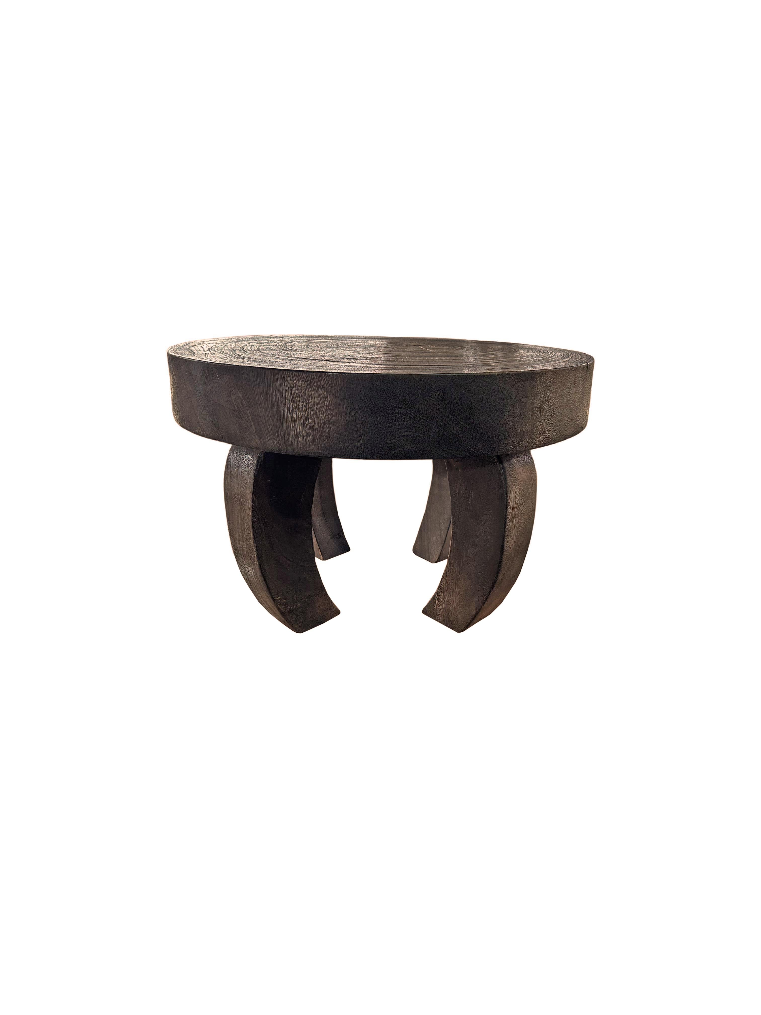 Suar Holztisch, handgefertigt, Espresso-Finish, modern, organisch (Indonesisch) im Angebot