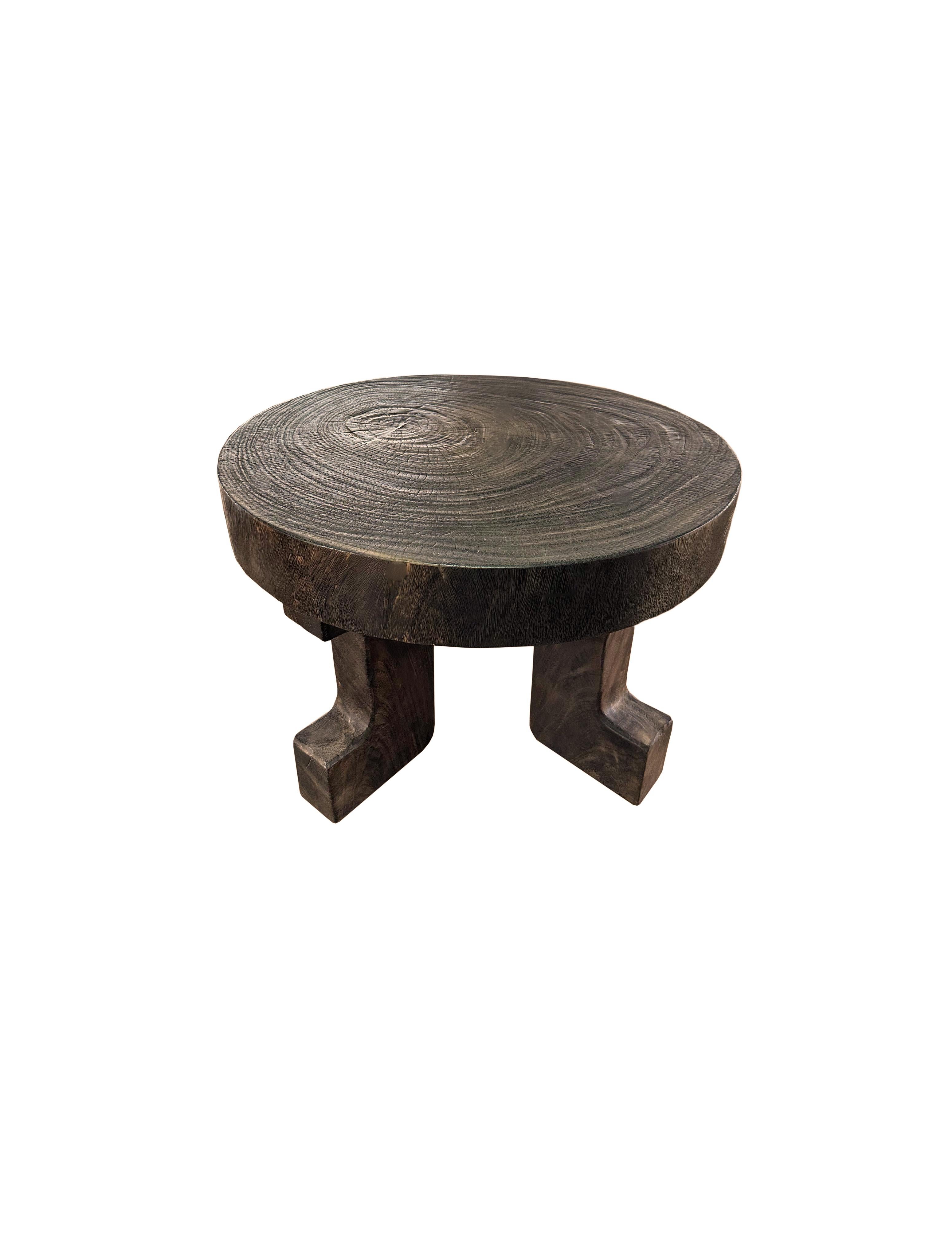 Indonésien Table en bois suar finition organique soufflée à la main finition Espresso, moderne en vente