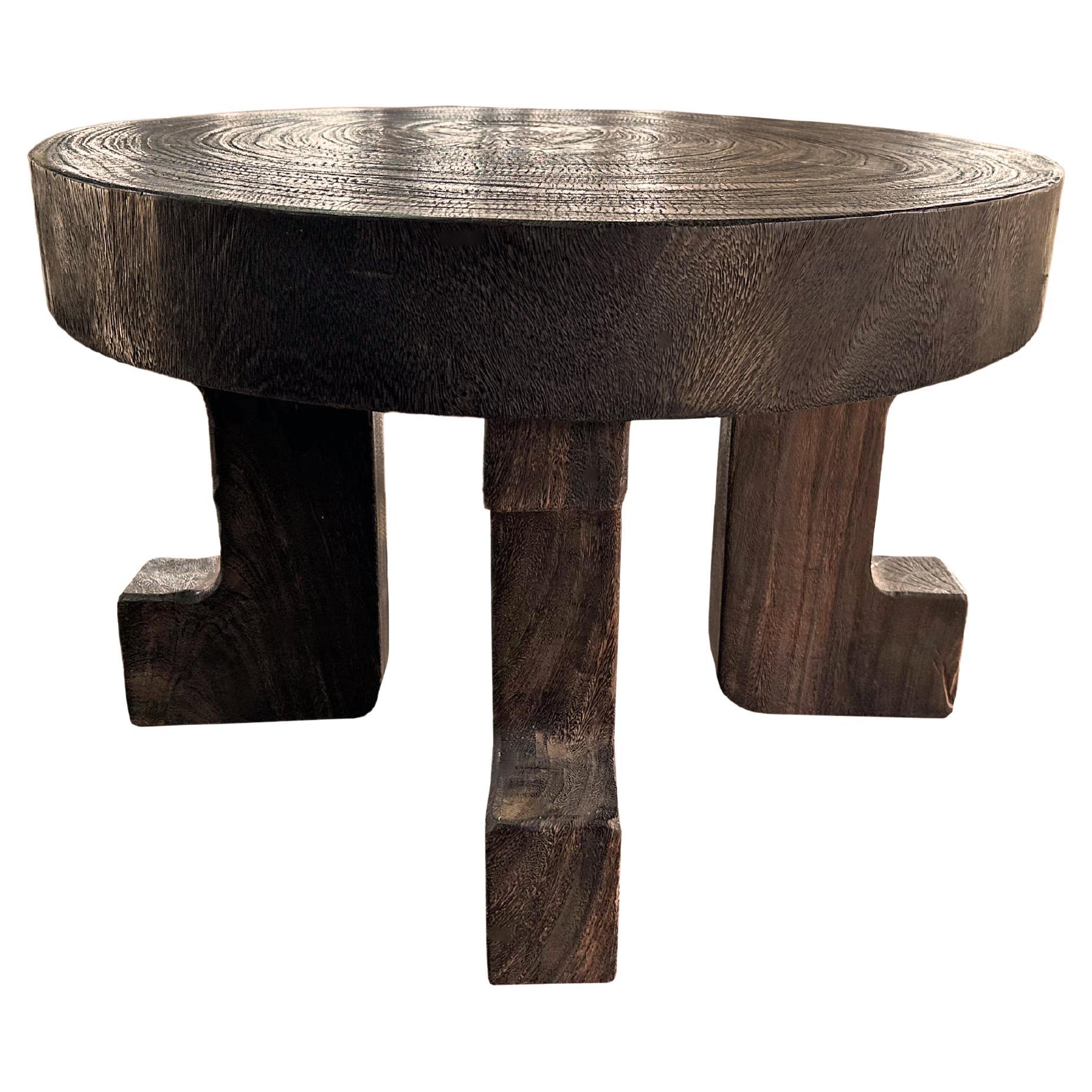 Tavolo in Wood Wood Suar con dettagli lavorati a mano, Finitura Espresso, Moderno Organico