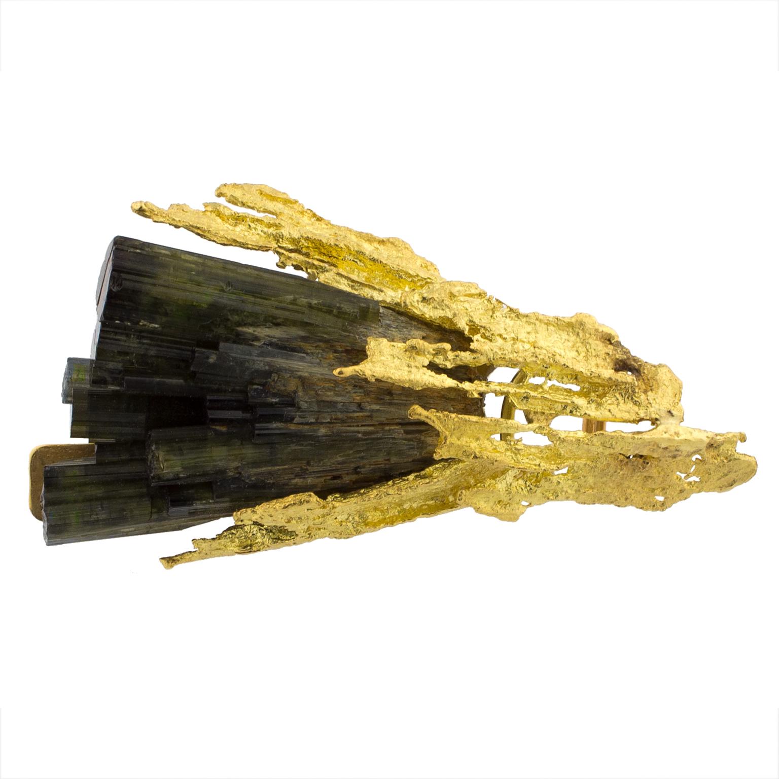 Suárez gold brooch with a green tourmaline in mineral form.
Length: 58mm (2.28 in)
Width: 32mm (1.26 in)