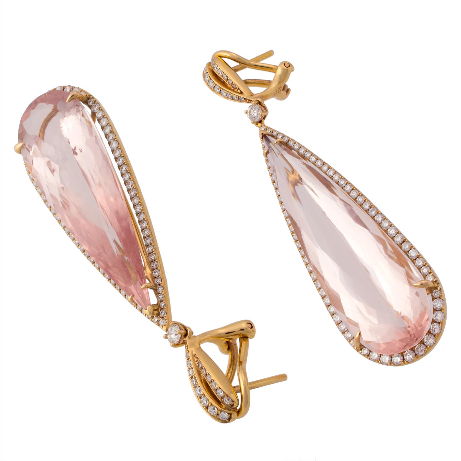 Rose gold earrings from Suárez, with central pear cut morganites with a total weigth of 35.87 carats, surrounded by 0.55 carats in round brilliant cut diamonds.
Length 6 cm (2.36 in)