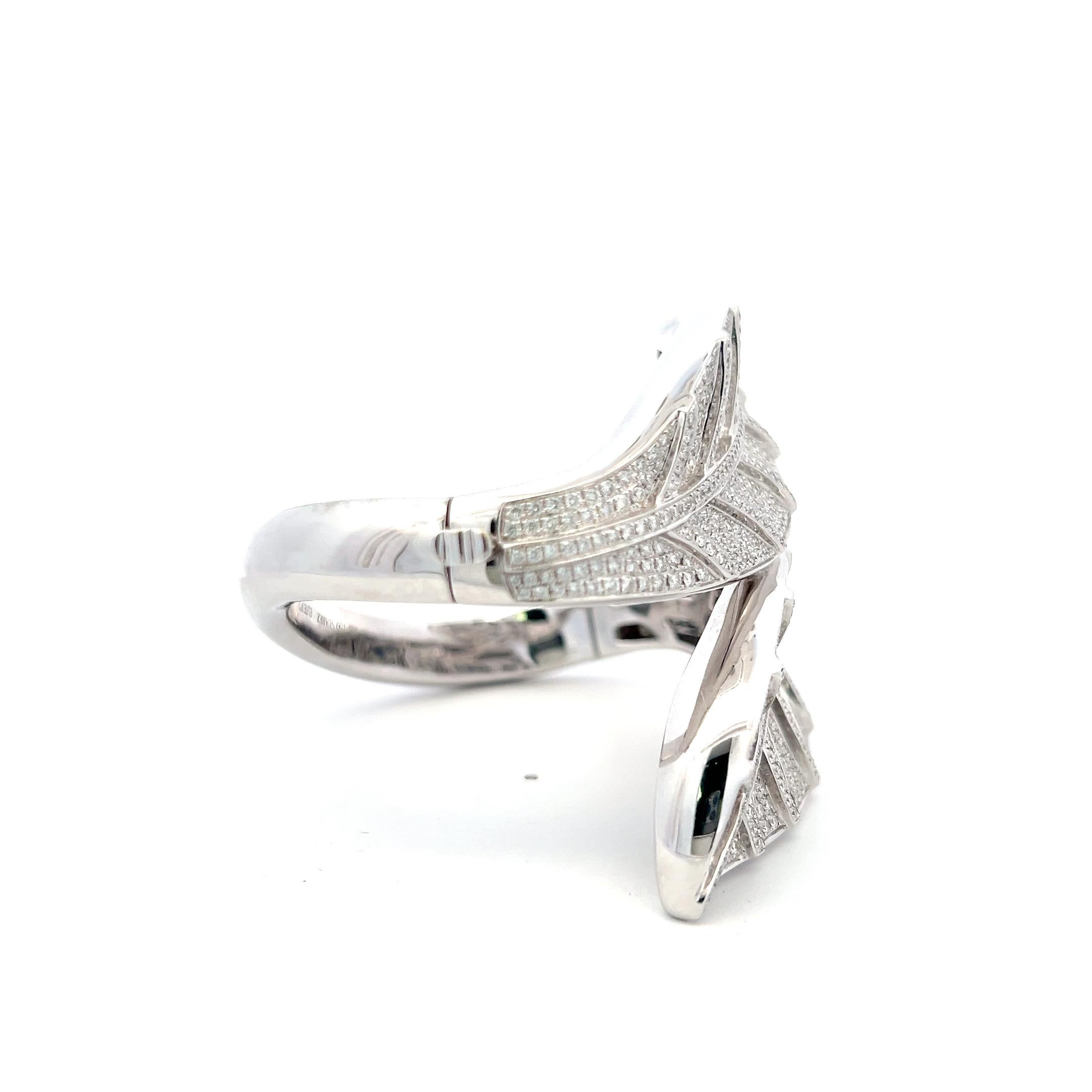 Suarez Bracelet jonc en or blanc 18 carats avec diamants brillants ronds de 7,00 carats Bon état à New York, NY
