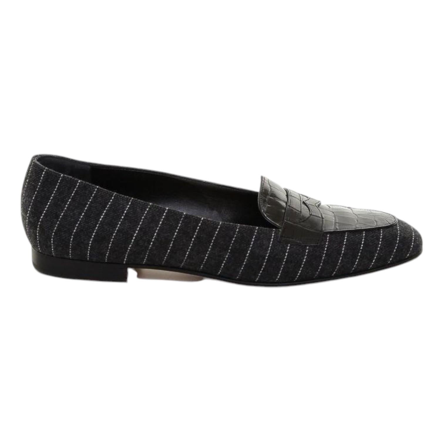 AUTHENTICITÉ GARANTIE SUAREZ NEW YORK STUNNING PINSTRIPE LOAFERS

Design :
- Chaussure à enfiler de style mocassins à rayures dans un riche gris anthracite.
- Cuir noir sur le dessus du pied.
- Bout arrondi.
- Semelle intérieure et semelle en