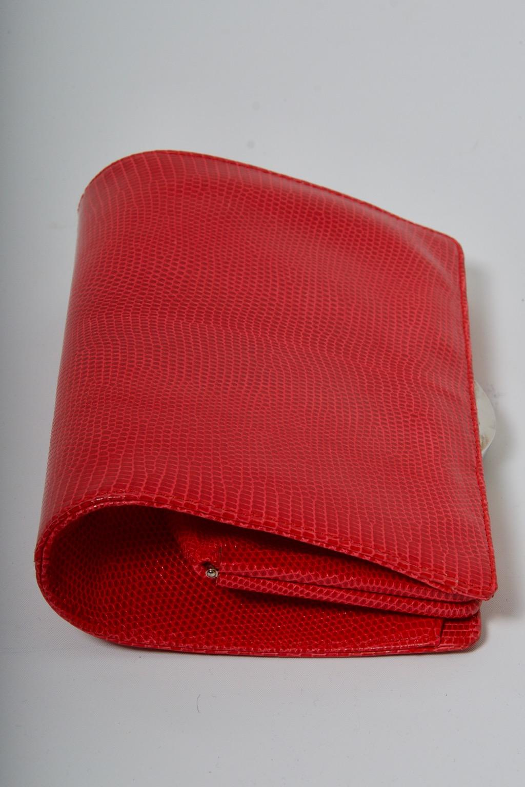 Suarez - Pochette couverte en lézard rouge Excellent état - En vente à Alford, MA