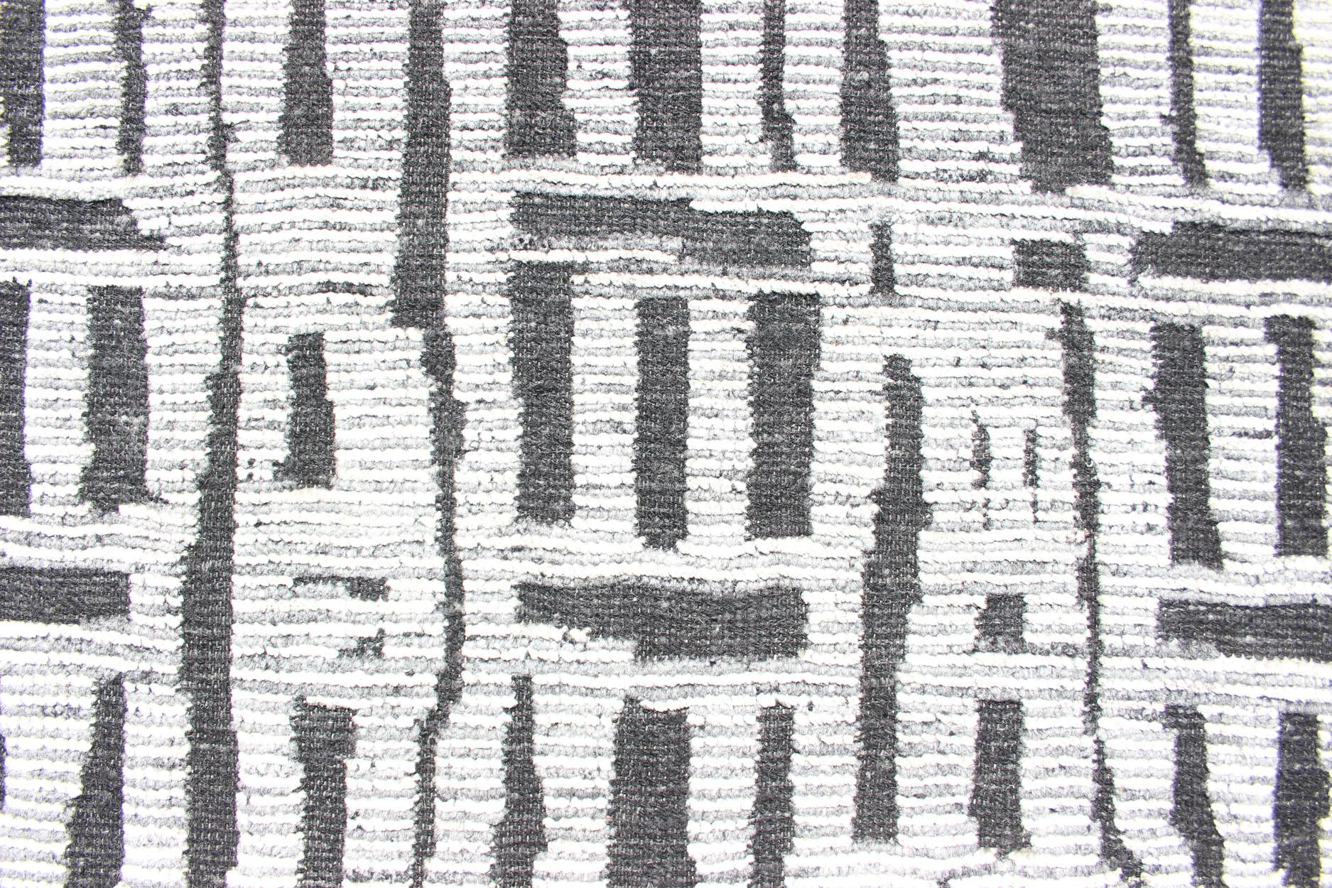 Sub-Geometric Abstract Design Modern Casual Rug in Black and Cream In New Condition For Sale In Atlanta, GA