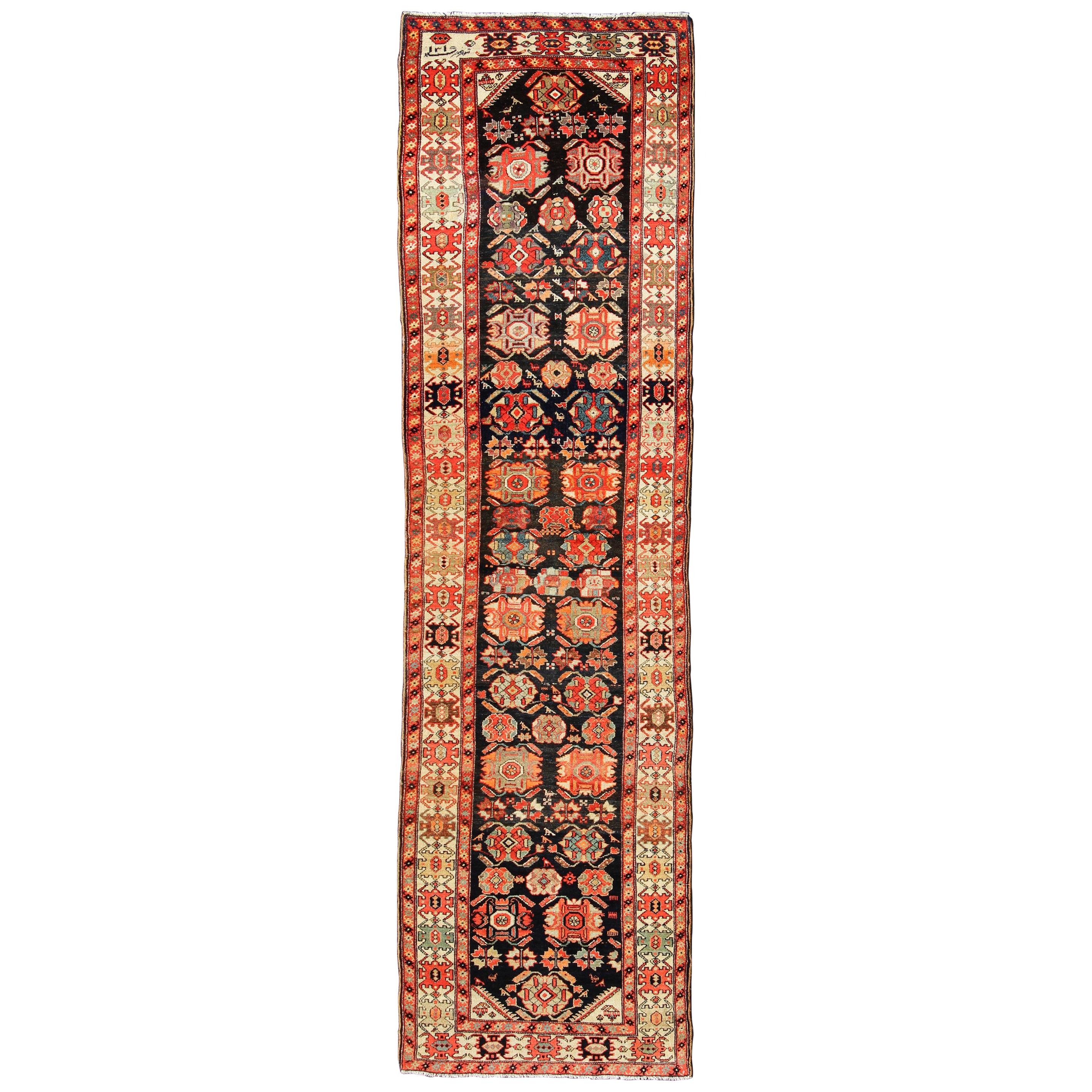Antiker persischer Malayer-Läufer in Onyx- und Orangetönen, geometrisch, geometrisch im Angebot