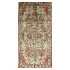 Türkischer, grüner, geometrischer Oushak-Teppich im Vintage-Stil mit Medaillonmuster, Stammeskunst 
