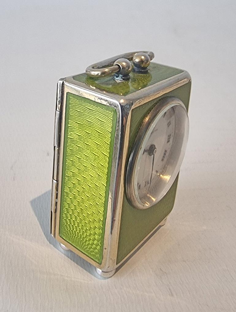 Eine hervorragende Miniatur Silber und grün guillochiert Kutsche oder Boudoir Uhr in Original-Leder-Etui, mit versteckten Schlüsselfach. Fein gedrechseltes, grünes, guillochiertes Starburst-Design. Weißes Emailzifferblatt mit römischen Ziffern, auf